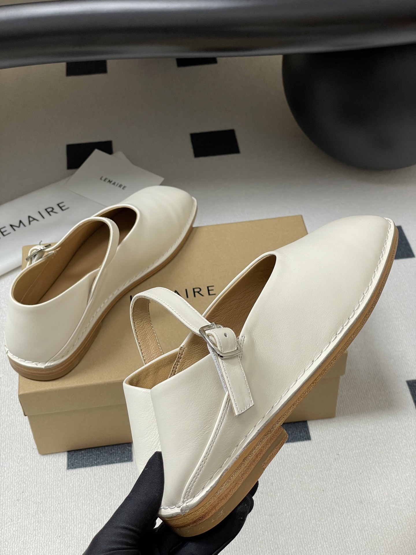Lemaire 2025s Mary Jane Shoe: Elegant Ballerina-Inspired Design in Calfskin and Sheepskin - 图片 9