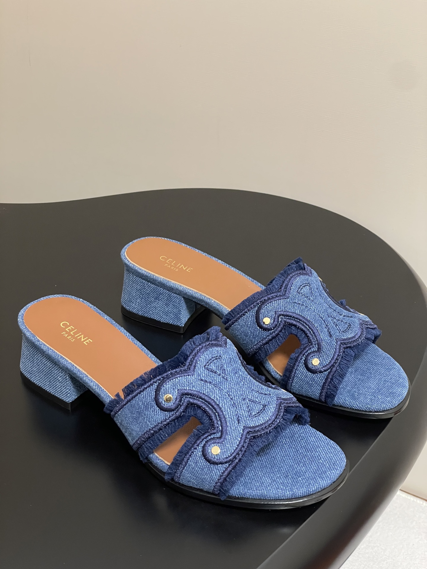 NO:389172,- 25ss Spring and Summer New CELINE Retro old cloth thick heel slippers Arc de Triomphe British style high heel micro-label slippers Simple, atmospheric and fashionable, unsightly and timeless, it is the classic of the fashion circle that never fades away. The retro British style allows you to wear a different temperament. Simple and comfortable, clean and neat, the old denim is really beautiful. Whether it is worn alone or with wide-leg pants, high street and retro, let's make CELINE girls. Original custom denim, inner footbed cowhide, sole double-layer Italian leather outsole, heel height 4cm, size 35-39 (40.41 custom-made, non-return and exchange), high heels, high heels, slippers, cowhide, Leather soles19860909- 25ss春夏新款 CELINE塞琳 复古做旧布面粗跟拖鞋 凯旋门英伦风高跟微标拖鞋 简约大气时髦 耐看不过时 是时尚圈永不退潮的经典所在,复古的英伦风格,让你穿出不一样的气质 简单舒服,干净利落,做旧牛仔真的太美啦 无论是单穿还是搭配阔腿裤,高街又复古一起来做CELINE女孩 鞋面原版定制牛仔布 内里垫脚牛皮 鞋底双层意大利真皮大底 跟高4cm 码数35-39（40.41定做不退换）,高跟鞋拖鞋,celine,high heels,slippers,cowhide,Leather soles,Women's Shoes