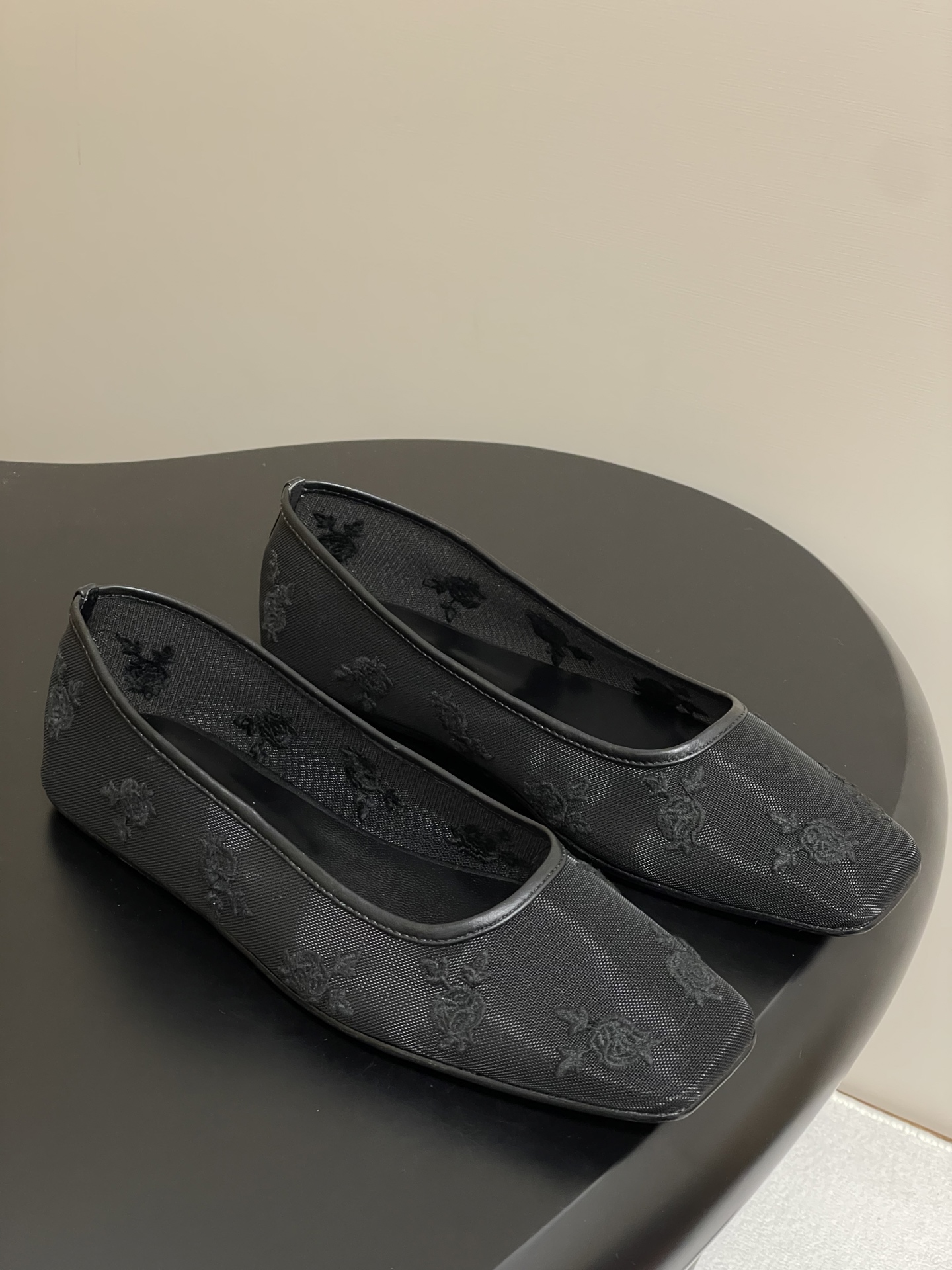 NO:389224,- 2025 early spring new Magda Butrym mesh rose embroidered ballet shoes beautiful mesh flat single shoes. The mesh material is breathable and suitable for spring and summer wear, and has the characteristics of lightness and comfort. The upper is also decorated with exquisite rose embroidery, which increases the beauty and fashion sense of the shoes. The shallow-mouth single shoes are designed with lightness and convenience, suitable for long-term wear. The flat-soled design is suitable for daily walking and provides good comfort and support. The mesh material also helps improve breathability and reduces the stuffy feeling of the feet. Custom-made embroidered mesh fabric inner foot pad sheepskin sole Italian leather outsole size 35-39 (40.41 custom made without return and exchange), single shoes, sheepskin, Leather soles19860909- 2025早春新款Magda Butrym网面玫瑰刺绣芭蕾舞鞋绝美网纱平底单鞋 网纱材质透气性好,适合春夏季节穿着,同时具有轻盈舒适的特点.鞋面上还装饰有精美的玫瑰花刺绣,增加了鞋子的美观和时尚感. 浅口单鞋设计较为轻便,穿脱方便,适合长时间穿着.采用平底设计,适合日常行走,提供良好的舒适性和支撑.网纱材质也有助于提高透气性,减少脚部闷热感. 鞋面定制刺绣网纱面料 内里垫脚羊皮 鞋底意大利真皮大底 码数35-39（40.41定做不退换）,单鞋,sheepskin,Leather soles,Women's Shoes