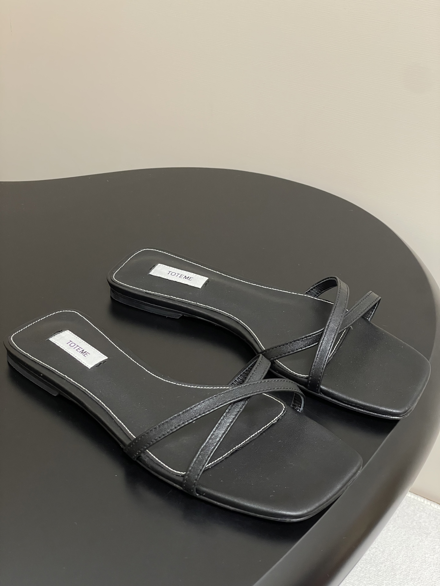 NO:389206,- Toteme 25ss summer new style, minimalist square-toe cross-soled sandals, the neat fusion is perfect, and the full sheepskin makes it super comfortable to wear!  Whether it is leisure and vacation or elegant and intellectual, it is very good to control it!  It is more versatile and changeable than you imagined, truly interpreting retro, minimalist and comfortable!  Upper sheepskin inner foot pad sheepskin sole imported from Italy Size 35-39 (40.41 custom made without return or exchange), slippers, slippers, sheepskin, Leather soles19860909- Toteme 25ss夏季新款 极简方头交叉带平底凉拖鞋 呈现的利落融合很的完美,全绵羊皮打造上脚超级舒适！无是论休闲度假还是优雅知性,都驾得驭很好！ 比象想中更百搭多变,真正释诠了复古、极简、舒适！ 鞋面羊皮 内里垫脚羊皮 鞋底意大利进口真皮大底 码数35-39（40.41定做不退换）,拖鞋,slippers,sheepskin,Leather soles,Women's Shoes