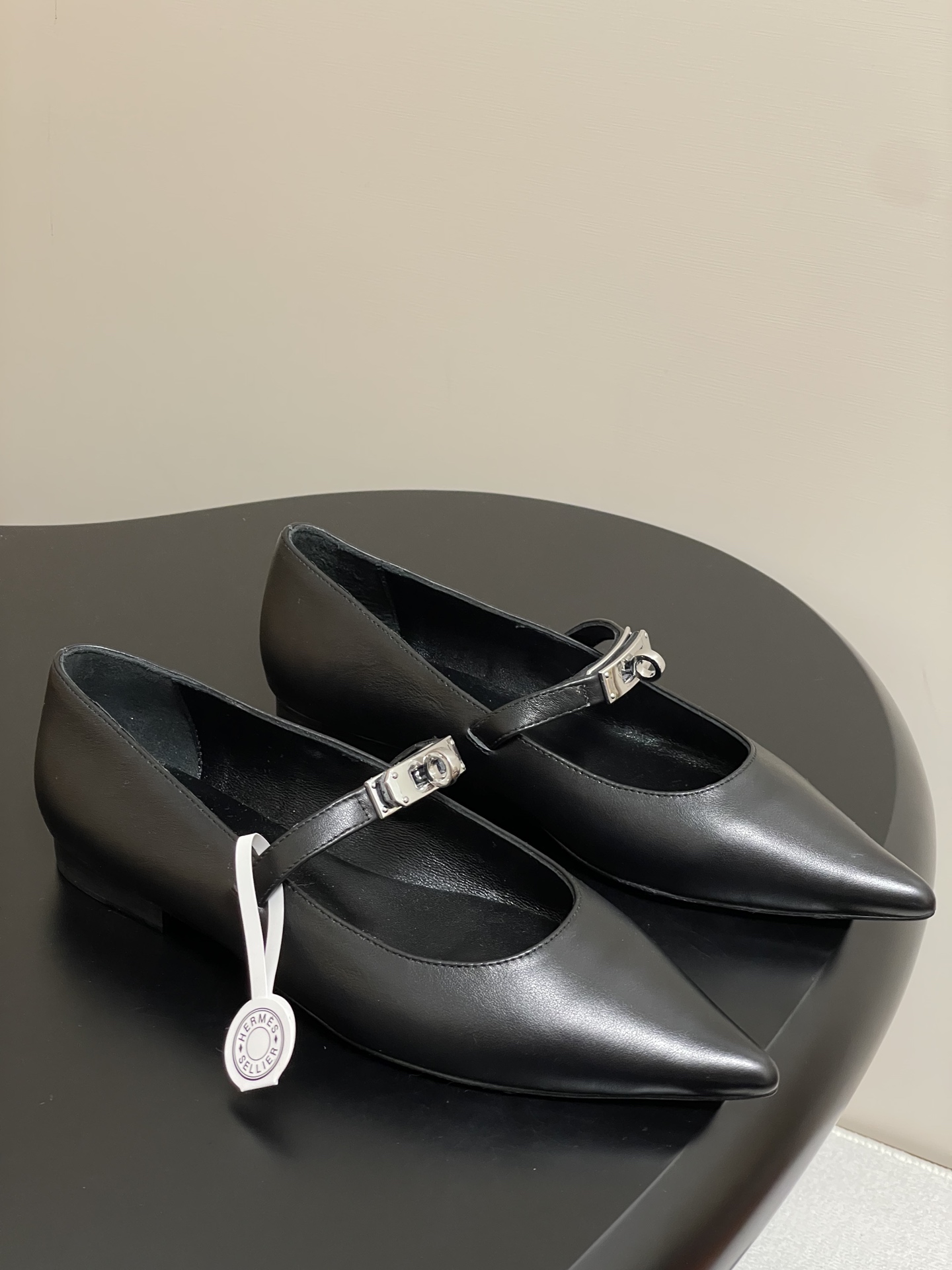 NO:389170,Flat-high heels-top quality Hermes H home 25s early spring new style Kelly buckle ballet shoes Mary Jane flat-sole single shoes Kiara series pointy cat heel high heels The pointed toe design is classic and fashionable, which can visually lengthen the leg lines and make the feet look longer. There is a slender shoelace on the upper, which increases the layering and design sense of the shoes. The shoelaces are equipped with an exquisite metal buckle decoration, adding a hint of highlight and fashion to the overall shape. The overall style of this shoe is simple but elegant, combining classic and fashionable elements. The main color makes it very versatile, and whether it is matched with formal clothing or casual clothing, it can show different style charm. Upper calfskin/fine sheep leather inner foot pad lambskin sole Italian A-grade leather outsole heel high flat/4cm  Size 35-39 (40.41 custom made without return), high heels, single shoes, hermes, hermes, mary jane, high heels, cowhide, sheepskin, sheep, Leather soles19860909平底-高跟-顶级品质 Hermes 爱马仕 H家25s早春新款 Kelly扣芭蕾舞鞋玛丽珍平底单鞋 Kiara系列尖头猫跟高跟鞋 尖头设计经典且时尚,能够在视觉上拉长腿部线条,使双脚看起来更加修长.鞋面上有一条细长的鞋带,增加了鞋子的层次感和设计感.鞋带上配有一个精致的金属扣装饰,为整体造型增添了一丝亮点和时尚感. 这双鞋整体风格简约而不失优雅,融合了经典与时尚元素.主色调使其具有很强的百搭性,无论是搭配正式的服装还是休闲的服饰,都能展现出不同的风格魅力. 鞋面小牛皮/细腻羊猄皮 内里垫脚小羊皮 鞋底意大利A级真皮大底 跟高平底/4cm 码数35-39（40.41定做不退换）,高跟鞋单鞋,hermes,hermes,mary jane,high heels,cowhide,sheepskin,sheep,Leather soles,Women's Shoes