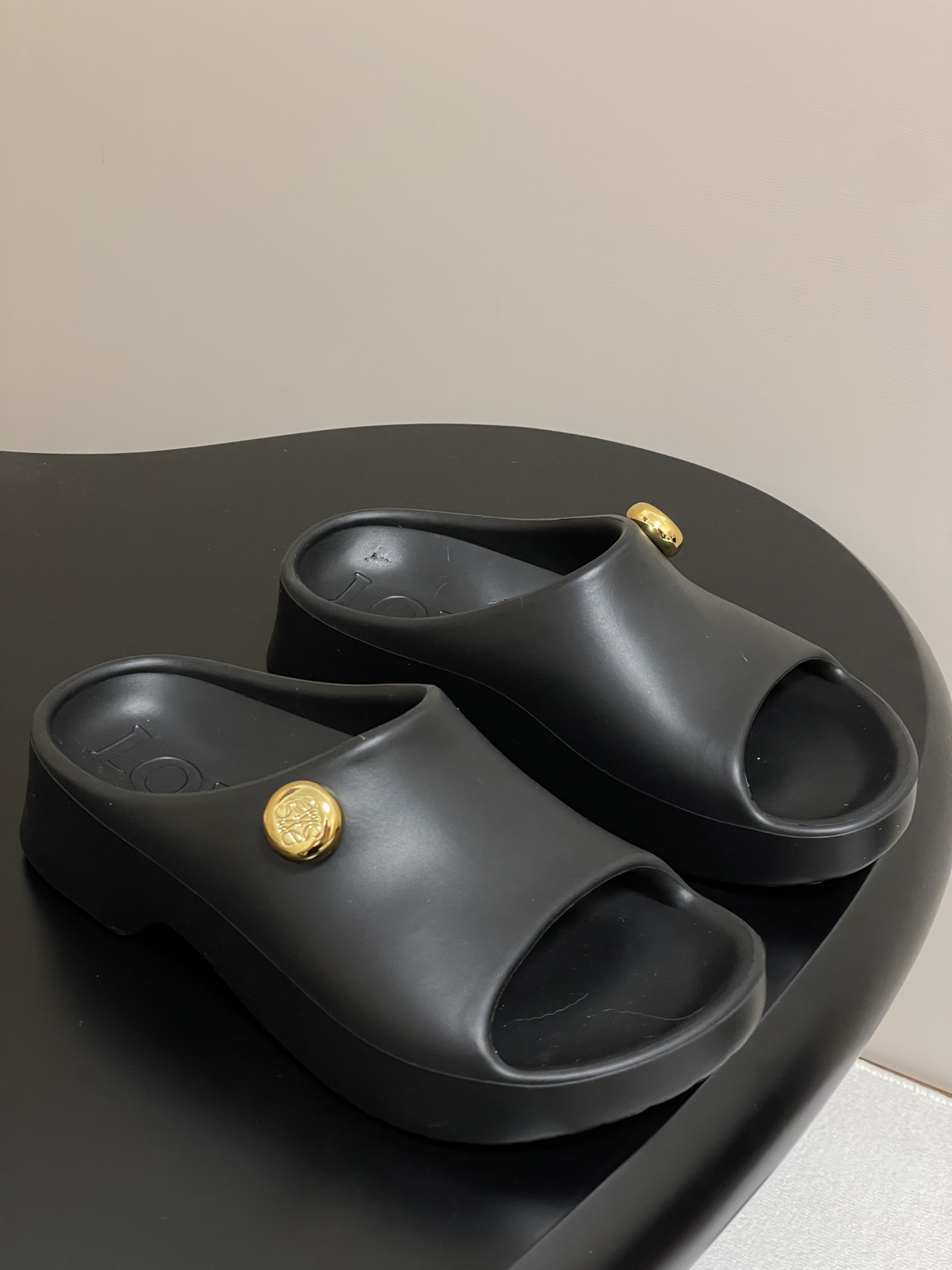 NO:389155,- LOEWE 2025 summer new Foam Pebble sandals simple and fashionable rubber thick-soled slippers Ultralight slippers, super comfortable, wet, super suitable to wear on the beach, and has a high appearance. Summer must-have Rubber foam integrated molding Electroplating hardware buckle The design of jelly mopping is full of summer refreshing. The upper material of the 2.0 is like a jelly, and it will reflect a dreamy luster in the sun. The style of the shoes is also very friendly. The bread sole not only increases the height, but also makes walking more comfortable. Every day when going out, paired with shorts and a simple T-shirt, full of vitality; when paired with a small dress to attend a party, it can instantly improve the fashion of the overall shape. The material is made of overall molded rubber. The material is weighted and the original version is the same!  Sole thickness 4cm, size 35-39 (40.41 custom made without return or exchange), slippers, loewe, loewe, slippers, shorts19860909- LOEWE 罗意威 2025夏季新款Foam Pebble 凉拖鞋简约时尚橡胶厚底拖鞋 超轻拖鞋,超舒服,湿水,去沙滩穿超合适的, 颜值也很高 夏季必备款 橡胶发泡一体成型 电镀五金扣 果冻拖的设计充满了夏日的清爽感,2.0 的鞋面材质好像果冻一样Q弹,在阳光下还会折射出梦幻的光泽. 鞋子的版型也非常友好,面包鞋底不仅增加了身高,还让走路变得更加舒适.日常出街搭配短裤和简约 T 恤,活力满满；搭配小礼服去参加派对,瞬间又能提升整体造型的时尚度. 材质整体开模橡胶 材质重量原版一致！ 底厚4cm 码数35-39（40.41定做不退换）,拖鞋,loewe,loewe,slippers,shorts,Women's Shoes