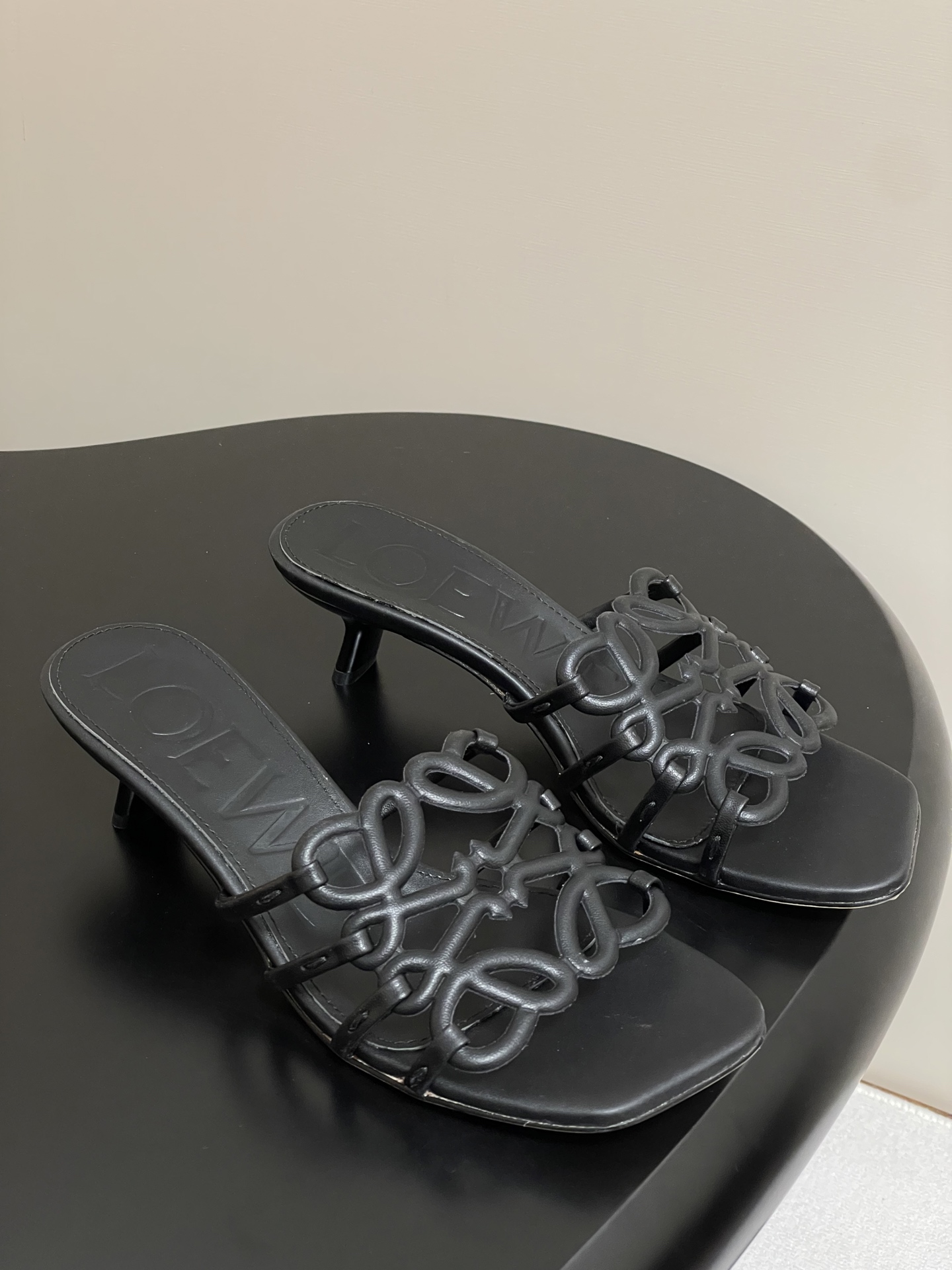 NO:389149,- LOEWE 25ss summer new model hollow slippers woven kitten heel high heel slippers Crazy grass planting simple design feels cleaner and more elegant, making you miss it. The color is also very durable and beautiful, and the temperament is full of aura when you put it on, which is invincible and handsome. The upper is made of cowhide print, the inner foot pad sheepskin, the sole Italian leather outsole, the heel height is 4.5cm, the size is 35-39 (40.41 custom made without return and exchange), high heels slippers, loewe, loewe, high heels, slippers, cowhide, sheepskin, Leather soles19860909- LOEWE 罗意威 25ss夏季新款 镂空拖鞋 编织小猫跟高跟拖鞋 疯狂种草简约设计感觉更干净优雅 让你念念不忘 颜色也很耐看漂亮,上脚瞬间气质十足气场,简直无敌帅气有型 鞋面采用牛皮印花 内里垫脚羊皮 鞋底意大利真皮大底 跟高4.5cm 码数35-39（40.41定做不退换）,高跟鞋拖鞋,loewe,loewe,high heels,slippers,cowhide,sheepskin,Leather soles,Women's Shoes