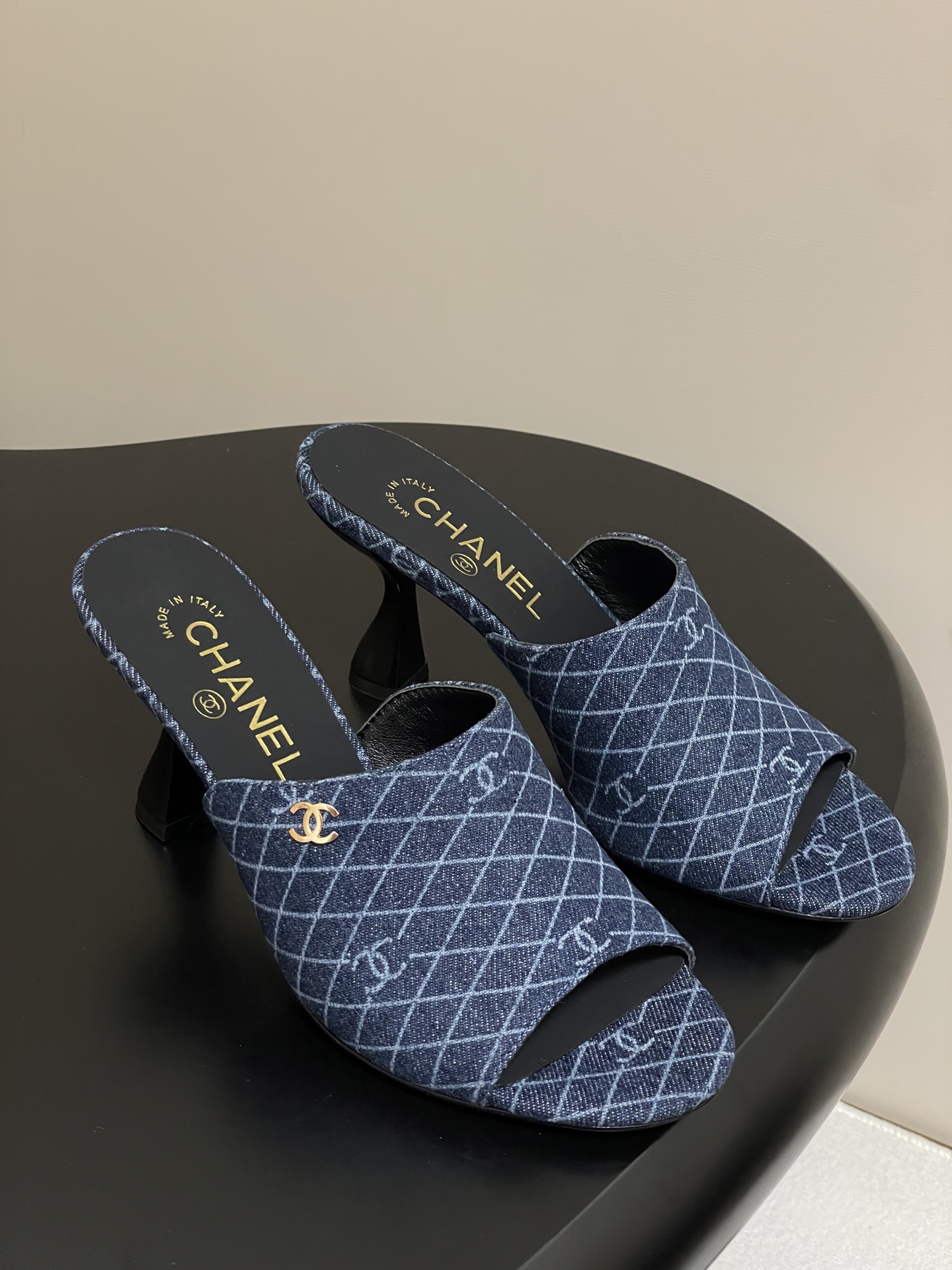 NO:389126,- Chanel 2026 Early Spring Holiday Series Popular Products Xiaoxiang Double C Buckle Fish Mouth Mier High Heel Slippers Small Heels Sandals Simple and fashionable, the overall style is Muller shoes. This shoe shape does not have shoelaces or complex fixed structures, which is easy to put on and take off, and at the same time shows a simple and smooth sense of lines, which conforms to the modern fashion aesthetic. The bow-shaped high heel design increases the wearer's height and leg lines, and also gives the overall shape an elegant and sexy temperament. Upper cow patent leather inner foot pad lambskin sole Italian leather outsole Heel height 5.5cm/8.5cm Size 35-39 (40.41 custom made without return and exchange), high heels slippers, chanel, high heels, slippers, sheepskin, Leather soles19860909- Chanel 2026早春度假系列爆品小香双C扣鱼嘴蜜儿高跟拖鞋小矮跟凉拖鞋 简约时尚,整体采用穆勒鞋款式,这种鞋型没有鞋带或复杂的固定结构,穿脱方便,同时展现出简洁流畅的线条感,符合现代时尚审美. 弓形的高跟设计增加了穿着者的身高和腿部线条的美感,同时也赋予了整体造型优雅、性感的气质. 鞋面牛漆皮 内里垫脚小羊皮 鞋底意大利真皮大底 跟高5.5cm/8.5cm 码数35-39（40.41定做不退换）,高跟鞋拖鞋,chanel,high heels,slippers,sheepskin,Leather soles,Women's Shoes