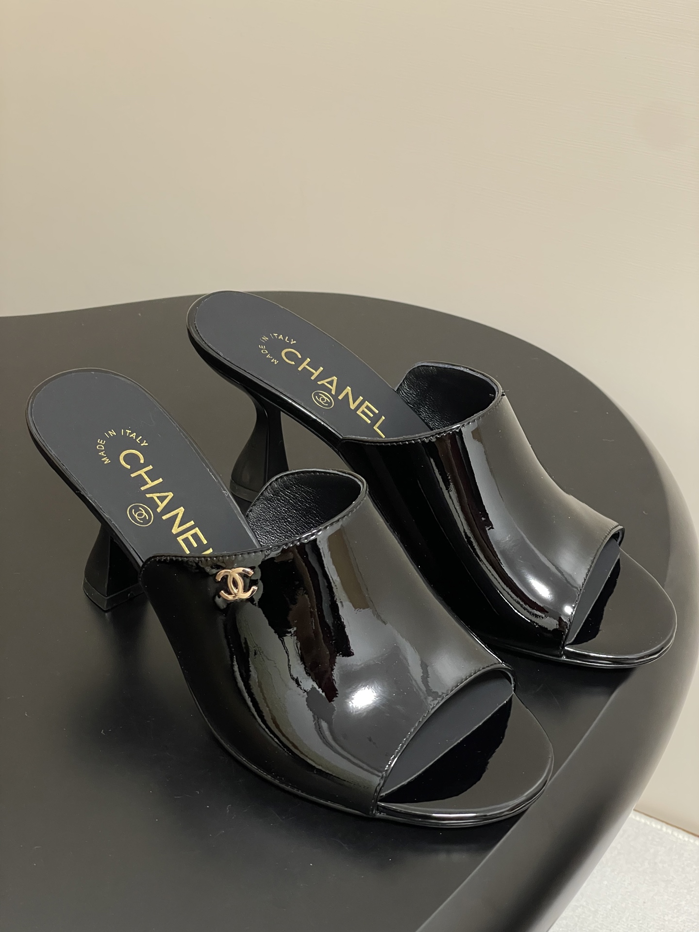 NO:389106,- Chanel 2026 Early Spring Holiday Series Popular Products Xiaoxiang Double C Buckle Fish Mouth Mier High Heel Slippers Small Heels Sandals Simple and fashionable, the overall style is Muller shoes. This shoe shape does not have shoelaces or complex fixed structures, which is easy to put on and take off, and at the same time shows a simple and smooth sense of lines, which conforms to the modern fashion aesthetic. The bow-shaped high heel design increases the wearer's height and leg lines, and also gives the overall shape an elegant and sexy temperament. Upper cow patent leather inner foot pad lambskin sole Italian leather outsole Heel height 5.5cm/8.5cm Size 35-39 (40.41 custom made without return and exchange), high heels slippers, chanel, high heels, slippers, sheepskin, Leather soles19860909- Chanel 2026早春度假系列爆品小香双C扣鱼嘴蜜儿高跟拖鞋小矮跟凉拖鞋 简约时尚,整体采用穆勒鞋款式,这种鞋型没有鞋带或复杂的固定结构,穿脱方便,同时展现出简洁流畅的线条感,符合现代时尚审美. 弓形的高跟设计增加了穿着者的身高和腿部线条的美感,同时也赋予了整体造型优雅、性感的气质. 鞋面牛漆皮 内里垫脚小羊皮 鞋底意大利真皮大底 跟高5.5cm/8.5cm 码数35-39（40.41定做不退换）,高跟鞋拖鞋,chanel,high heels,slippers,sheepskin,Leather soles,Women's Shoes