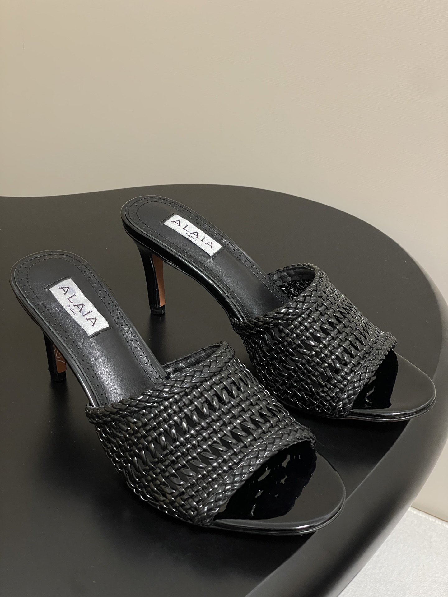 NO:389142,-Original belt box order notes!  25 spring and summer new ALAIA Muller high heel slippers beautiful and hot woven hollow sandals. Simple and luxurious style. Smooth lines outline elegant outlines. Hand-woven upper decoration adds avant-garde coolness to the overall shape. Slim high heel design cleverly lengthens the leg lines. Whether it is matched with skirts or trousers, it can easily enhance the fashion aura and get out of your modern pace. Leather upper hand-woven inner foot pad sheepskin heel height 7cm sole Italian genuine leather sole size 35-39 (40.41.42 custom-made non-return and exchange), high heels slippers, alaia, high heels, slippers, skirts, sheepskin19860909-原版皮带盒下单备注！ 25春夏新款ALAIA 阿莱亚 穆勒高跟拖鞋绝美爆火编织镂空凉拖鞋 简约中尽显奢华格调 流畅的线条勾勒出优雅轮廓 鞋面手工编织装饰 为整体造型增添前卫酷感 细高跟设计 巧妙拉长腿部线条 无论是搭配裙装还是裤装 都能轻松提升时尚气场 走出属于你的摩登步伐 鞋面皮革手工编织 内里垫脚羊皮 跟高7cm 鞋底意大利真皮鞋底 码数35-39（40.41.42定做不退换）,高跟鞋拖鞋,alaia,high heels,slippers,skirts,sheepskin,Women's Shoes