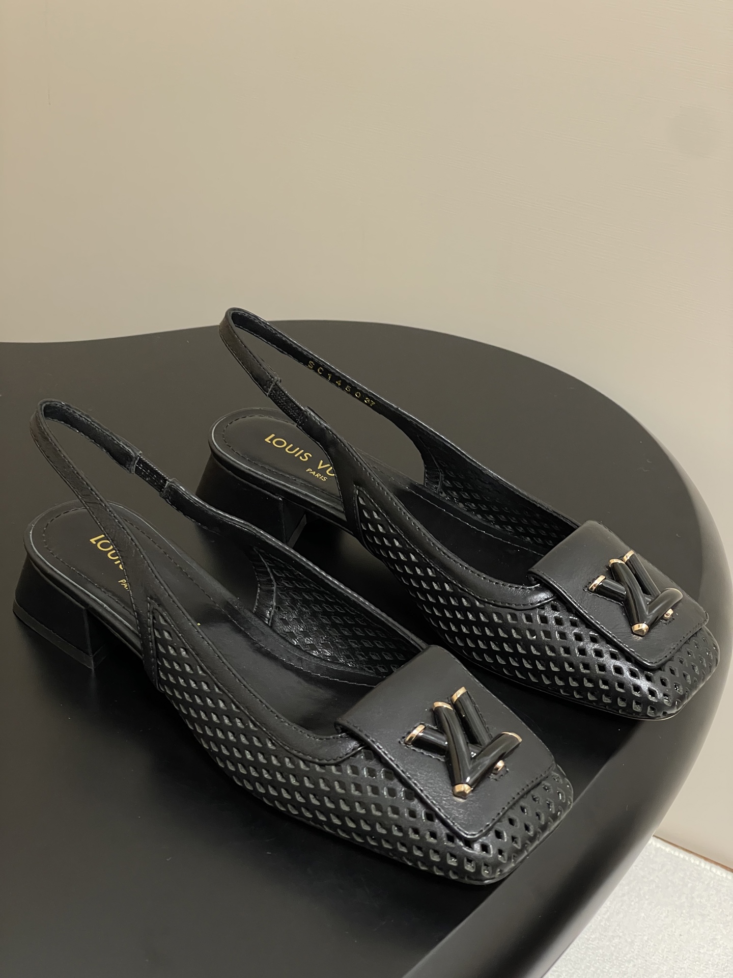 NO:389161,- 25ss Spring and Summer New Louis Vuitteon Lv Punched Heel Sandals Back Trip High Heel Sandals This sandal adopts a bold and modern design, highlighting hollow calfskin. The model is characterized by its wide front strap, decorated with brand logo accessories in the same color, and its graphic V-shaped block heel, which is full of high-end feel!  A popular model from domestic and foreign bloggers, retro and fashionable, beautiful!  Cowhide upper, inner foot pad sheepskin, heel height 2.5cm/5.5cm, sole, Italian leather outsole, size 35-39 (40.41.42 custom made, no return or exchange), sandals, louis vuitton, louis vuitton, sandals, cowhide, sheepskin, Leather soles19860909- 25ss春夏新款Louis Vuitteon Lv冲孔粗跟凉鞋后绊带高跟凉鞋 这款凉鞋采用大胆、现代的设计,以镂空小牛皮为亮点.该型号的特点是其宽阔的前带,上面饰有同色调的品牌logo配件,以及其图形化的V形块状鞋跟,高级感十足！国内外博主刷爆的一款,复古又时髦上脚美炸了！ 鞋面牛皮 内里垫脚羊皮 跟高2.5cm/5.5cm 鞋底意大利真皮大底 码数35-39( 40.41.42定做不退换）,凉鞋,louis vuitton,louis vuitton,sandals,cowhide,sheepskin,Leather soles,Women's Shoes