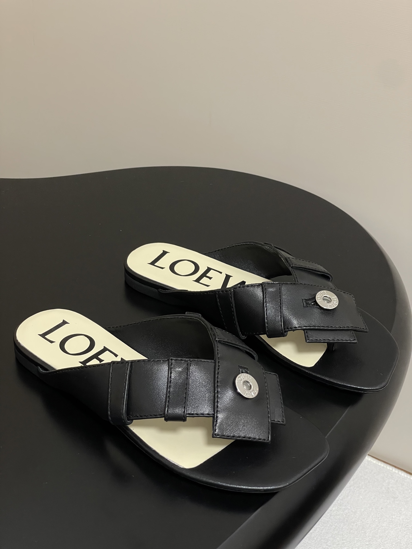 NO:389141,Flat-high heels - LOEWE 25ss summer new style button design clip-in flat sandals kitten heel high heel flip flops A pair of slippers with a strong sense of design LOEWE new slippers are so beautiful, refer to the trouser belt cross-buckle design. It has its own design ideas and unique taste, and it is really talented. A must-have for cool girls!  The suit is paired with irregular trousers, and the sense of fashion is very exciting. The neat suit and personality trousers collide to interpret a unique charm. Break the convention and show a unique self. Cowhide upper, inner footbed sheepskin, original open molded rubber outsole, heel high flat sole/4.5cm, size 35-39 (40.41 custom made without return), split-toed shoes, loewe, loewe, slippers, business suit, cowhide, sheepskin19860909平底-高跟- LOEWE 罗意威 25ss夏季新款 钮扣设计夹脚平底凉拖鞋小猫跟高跟人字拖鞋 一双设计感很强的拖鞋LOEWE新出的拖鞋也太好看了吧引用裤装腰带位交叉扣设计.非常有自己设计想法和独特的味道真的也太有才啦 酷飒女孩必备！西装搭配不规则西裤,时尚感爆棚.利落西装与个性西裤碰撞,演绎别样魅力.打破常规,展现独特自我. 鞋面牛皮 内里垫脚羊皮 鞋底原版开模橡胶大底 跟高平底/4.5cm 码数35-39（40.41定做不退换）,分趾鞋,loewe,loewe,slippers,business suit,cowhide,sheepskin,Women's Shoes