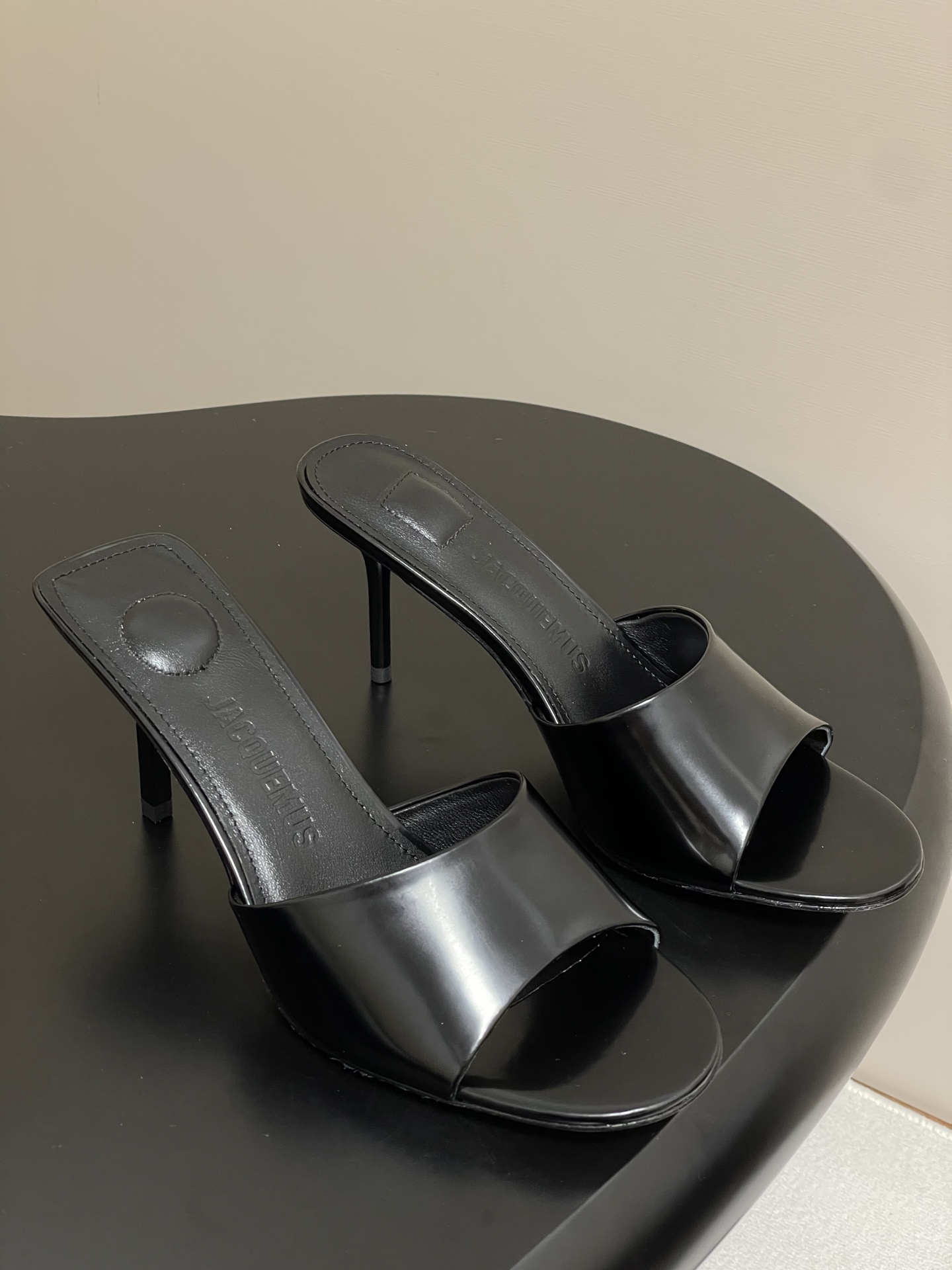 NO:389159,- Niche trendy brand Jacquemus 25s spring and summer new style, minimalist one-strip strap slim heel sandals and high heels, novel and fashionable, sexy and elegant, showing the lines of the feet, with a skinny and beautiful visual effect, a very versatile fashion item!  Very simple and elegant, super good-looking, just right height, small heels, and stable and easy to walk!  It can attack and defend, and it can be both fashionable and comfortable, which is perfect!  !  Upper cowhide/sheep leather inner foot pad sheepskin sole Italian leather outsole Heel height 8.5cm Size 35-39 (40.41 custom made without return or exchange), high heels slippers, high heels, slippers, cowhide, sheepskin, sheep, Leather soles19860909- 小众潮牌 Jacquemus 25s春夏新款 极简一字带细跟凉拖鞋高跟鞋 新颖时尚大方,性感不失优雅,很显脚部线条,附有骨感美的视觉效果,非常百搭的时尚单品！ 极简优雅·超级好看,恰到好处的高度,小细跟,又稳好走！可攻可守·时髦舒适皆能兼得,实属完美！！ 鞋面牛皮/羊猄皮 内里垫脚羊皮 鞋底意大利真皮大底 跟高8.5cm 码数35-39（40.41定做不退换）,高跟鞋拖鞋,high heels,slippers,cowhide,sheepskin,sheep,Leather soles,Women's Shoes