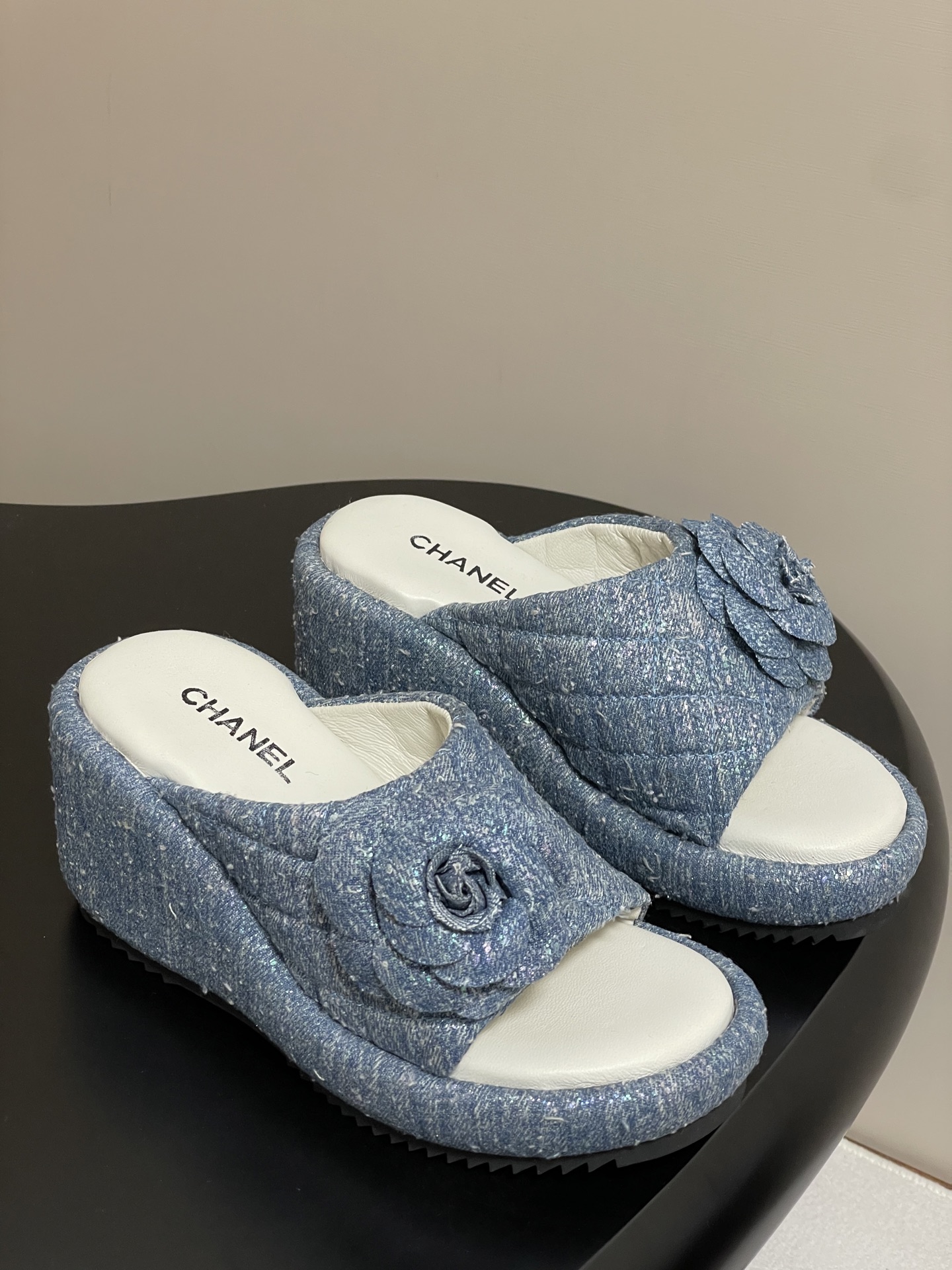NO:389132,- Chanel 25Ss spring and summer new small fragrant camellia thick-soled sandals and heeled flip flops. C family classic camellia design, gentle style, and you can grasp it all!  The atmosphere that should be in summer. A must-have item for flip-flops, lazy and comfortable to wear!  Upper denim, inner foot pad sheepskin, heel height 8cm, open molded rubber outsole, size 35-39 (40.41 custom made without return), slippers, chanel, chanel, chanel, sandals, slippers, sheepskin19860909- Chanel香奈儿 25Ss春夏新款小香山茶花厚底凉鞋拖坡跟一字拖鞋 C家经典山茶花设计,温柔风一整个拿捏了！夏天该有的气息 一字拖必备单品,上脚慵懒舒适！ 鞋面牛仔布 内里垫脚羊皮 跟高8cm 鞋底开模橡胶大底 码数35-39（40.41定做不退换）,拖鞋,chanel,chanel,chanel,sandals,slippers,sheepskin,Women's Shoes