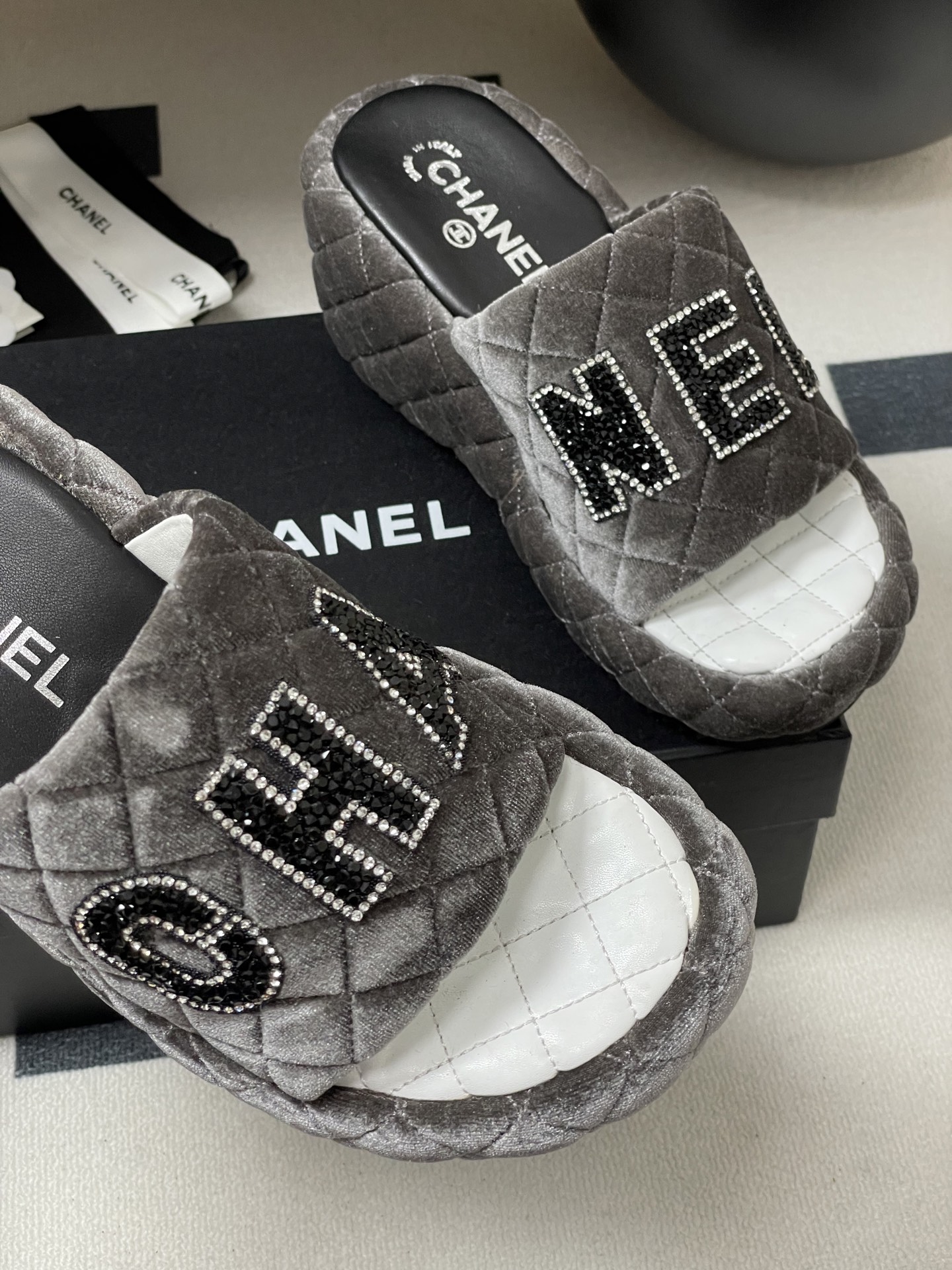 
Chanel香奈儿 25Ss春夏新款小香字母钻扣厚底凉鞋拖坡跟一字拖鞋
C家经典字母扣设计，温柔风一整
