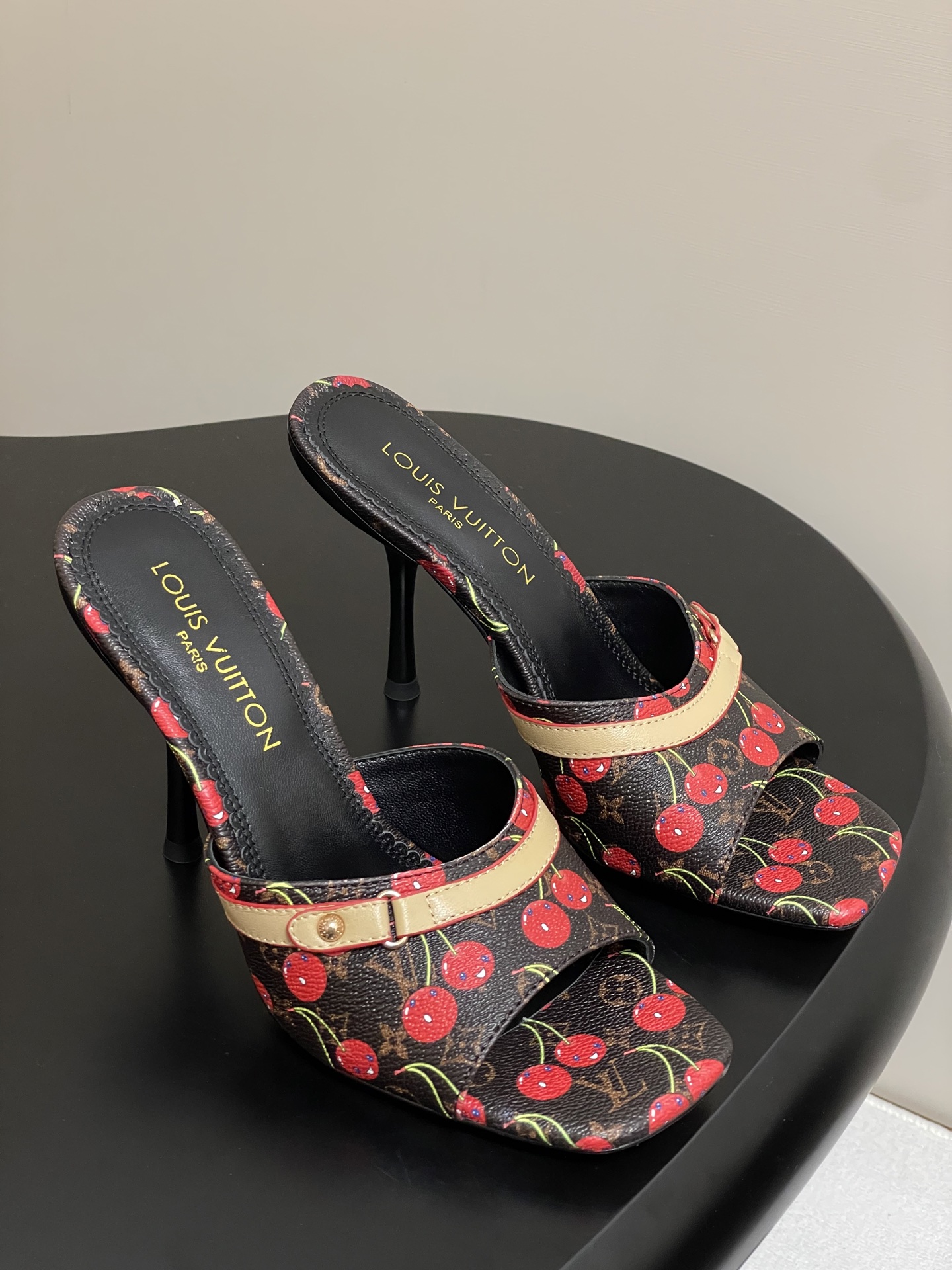 NO:402526,-Cherry Series 25Ss Spring and Summer New Louis vuiteeon Louis Vuiteeon × Takashi Murakami Chapter 3 Cherry Series LV X TM 9AM Sandals Presbyterian Cherry Kitten Heel Slippers Little Red Book Popular Kitten Heel Classic Presbyterian Bow Slippers Louis Vuitton × Takashi Murakami White Color Joint Monogram Pattern Soils Immersed in Rainbow Tones, revealing the iconic brushstrokes of Japanese artist Takashi Murakami. The configuration of the shoe is integrated into the elegant kitten heel, and the nailed cowhide leather strap adds a modern style. Upper 3D printed cowhide inner foot pad sheepskin sole Italian leather outsole Heel height 9.5cm Size 35-39 (40.41 Custom made without return and exchange), high heel slippers, louis vuitton, louis vuitton, louis vuitton, louis vuitton, louis vuitton, high  heels, slippers, cowhide, sheepskin, Leather soles19860909-樱桃系列 25Ss春夏新款Louis vuiteeon 路易威登 × 村上隆第三章樱桃系列 LV X TM 9AM凉拖鞋老花樱桃小猫跟拖鞋 小红书爆款小猫跟经典老花蝴蝶结拖鞋 路易威登×村上隆白彩联名全幅Monogram图案浸染彩虹色调,娓娓道出日本艺术家村上隆的标志性笔触.便鞋构型融入优雅小猫跟,饰钉牛皮革带再添摩登风范. 鞋面3D打印牛皮 内里垫脚羊皮 鞋底意大利真皮大底 跟高9.5cm 码数35-39（40.41定做不退换）,高跟鞋拖鞋,louis vuitton,louis vuitton,louis vuitton,high heels,slippers,cowhide,sheepskin,Leather soles,Women's Shoes