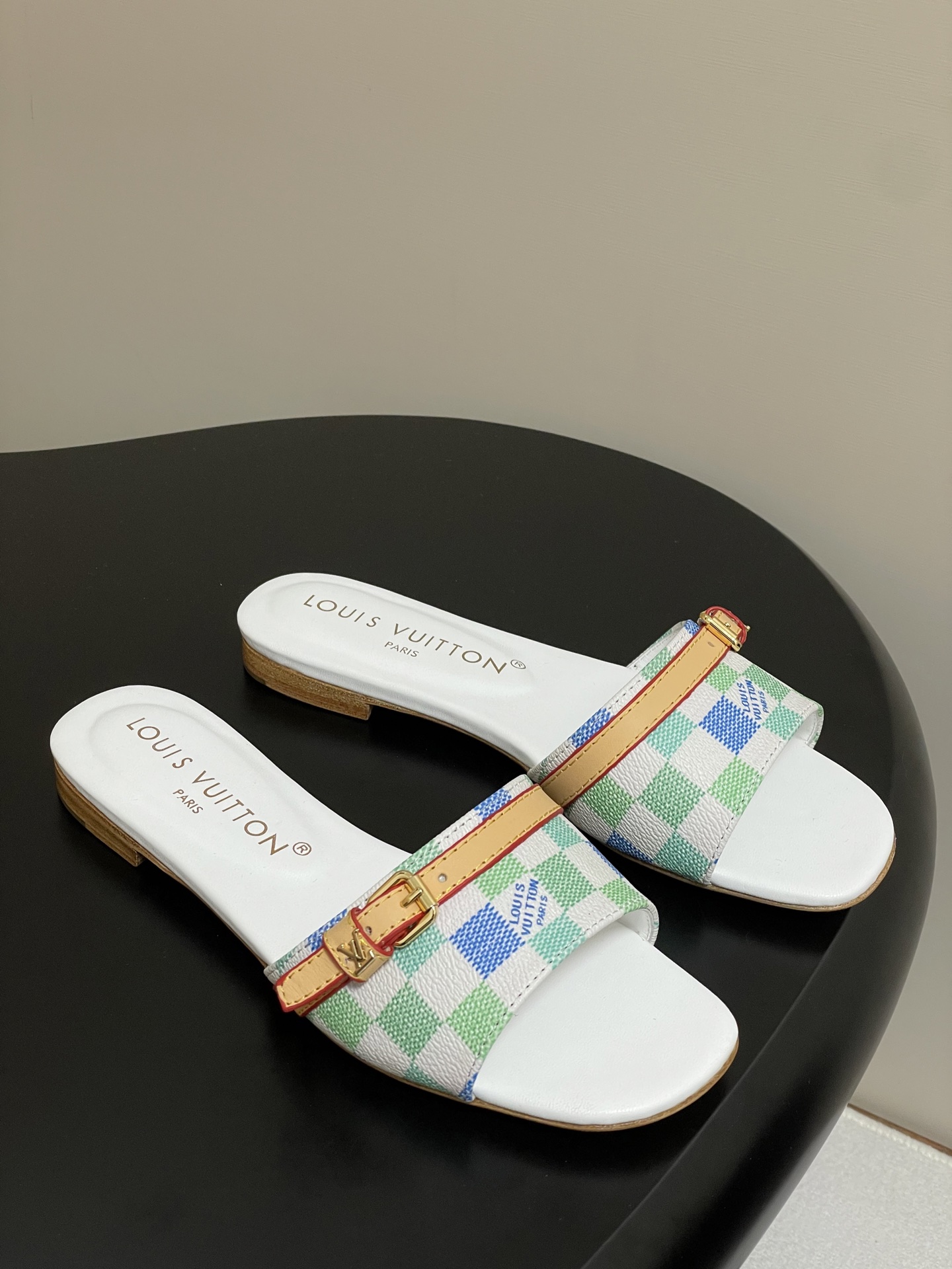 NO:402520,- 25ss summer new LOUIS VUITTON Louis Vuitton Lv L classic chessboard flat-sole strap sandals adopts a classic chessboard pattern design, composed of pink, yellow, white and other soft tones. The color matching is fresh and layered, giving people a visually lively and playful feeling. At the same time, the chessboard is one of the iconic elements of LV, highlighting the brand's unique style and recognition. There is a leather shoelace on the upper, which increases the layering and adjustability of the shoes. The laces are decorated with metal buckles at both ends. The exquisite metal accessories not only enhance the texture of the shoes, but also add a sense of fashion and exquisiteness to the overall shape. Customized presbyterian leather with inner foot pad sheepskin sole Italian thickened leather outsole size 35-41 (40.41 custom made without return), slippers, louis  vuitton, louis vuitton, louis vuitton, slippers, sheepskin, Leather soles19860909- 25ss夏季新款 LOUIS VUITTON 路易威登 Lv L经典棋盘格平底一字带凉拖鞋 采用经典的棋盘格图案设计,由粉色、黄色、白色等多种柔和色调组成,色彩搭配清新且富有层次感,视觉上给人活泼俏皮的感觉.同时,棋盘格作为LV的标志性元素之一,彰显品牌独特风格与辨识度. 鞋面上有一条皮质鞋带,增加了鞋子的层次感和可调节性.鞋带两端配有金属扣装饰,精致的金属配件不仅提升了鞋子的质感,还为整体造型增添了一丝时尚感和精致感. 鞋面定制老花皮 内里垫脚羊皮 鞋底意大利加厚真皮大底 码数35-41（40.41定做不退换）,拖鞋,louis vuitton,louis vuitton,louis vuitton,slippers,sheepskin,Leather soles,Women's Shoes