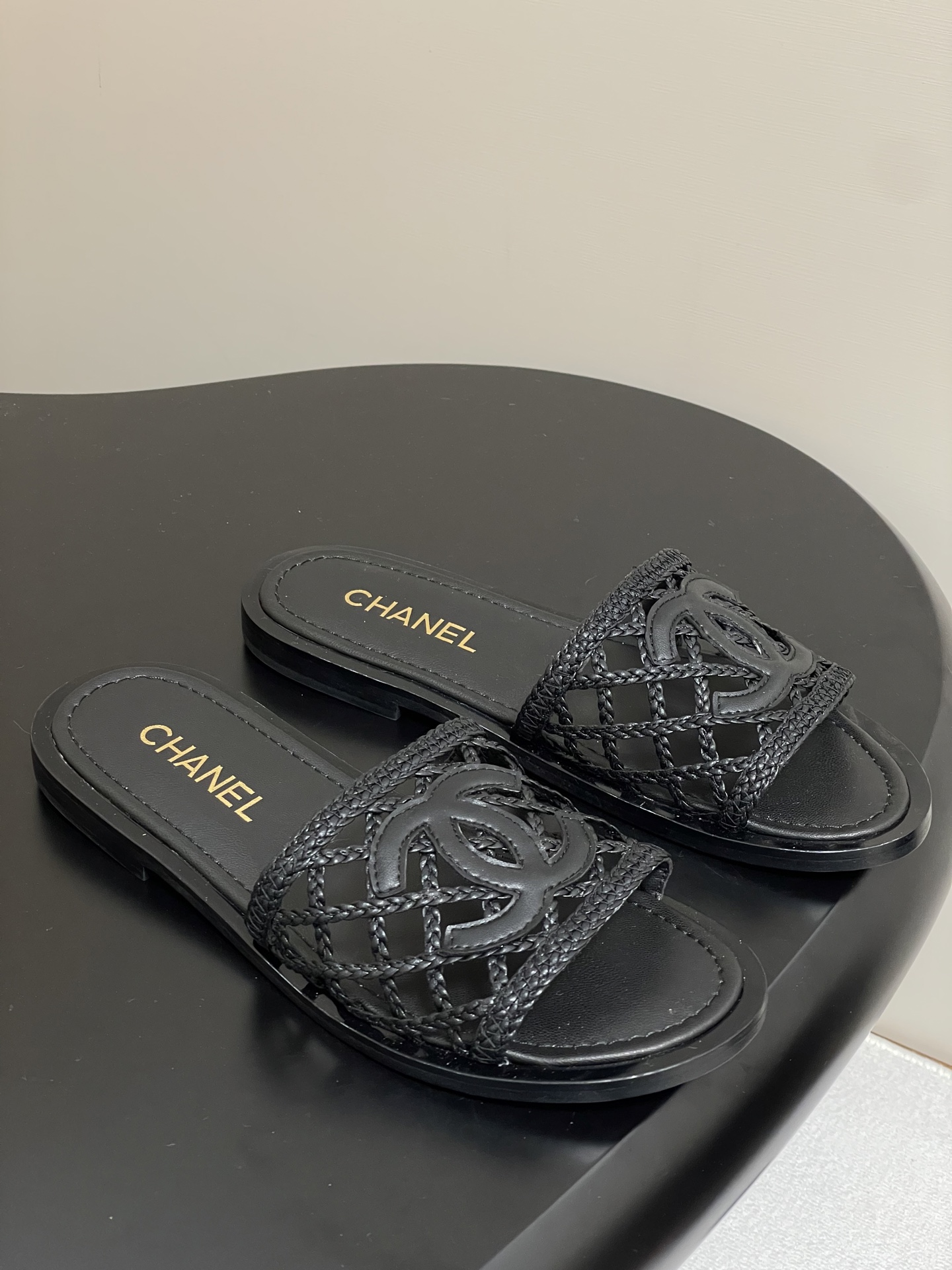 NO:401873,- 25P Summer New Chanel Xiaoxiang Classic Double C Flip Flops Knitted Flat-soled Sandals Show luxury style. The upper is decorated with iconic double C elements, matched with exquisite plaid weaving, light and elegant, and the details are full of brand recognition. The simple flat design fits the foot shape and brings a comfortable wearing experience. Whether it is matched with casual, skirt, or simple, it can easily enhance the sense of fashion, highlight the wearer's exquisite taste and elegant temperament, and is an excellent item for fashion people to create exquisite shapes. The upper leather is hand-woven, inner foot pad sheepskin, soles, Italian leather outsole, size 35-39 (40.41 custom made without return and exchange), slippers, chanel, slippers, skirts, sheepskin, Leather soles19860909- 25P夏季新款Chanel 小香经典双C一字拖鞋编织镂空平底凉拖鞋 尽显奢华格调.鞋面饰以标志性双 C 元素,搭配精致格纹编织,轻盈又优雅,细节之处满是品牌辨识度.简约的平底设计,贴合脚型,带来舒适穿着体验.无论是搭配休闲的、裙装,还是简约的,都能轻松提升时尚感,彰显穿着者的精致品味与优雅气质,是时尚人士打造精致造型的绝佳单品 鞋面皮革手工编织 内里垫脚羊皮 鞋底意大利真皮大底 码数35-39（40.41定做不退换）,拖鞋,chanel,slippers,skirts,sheepskin,Leather soles,Women's Shoes