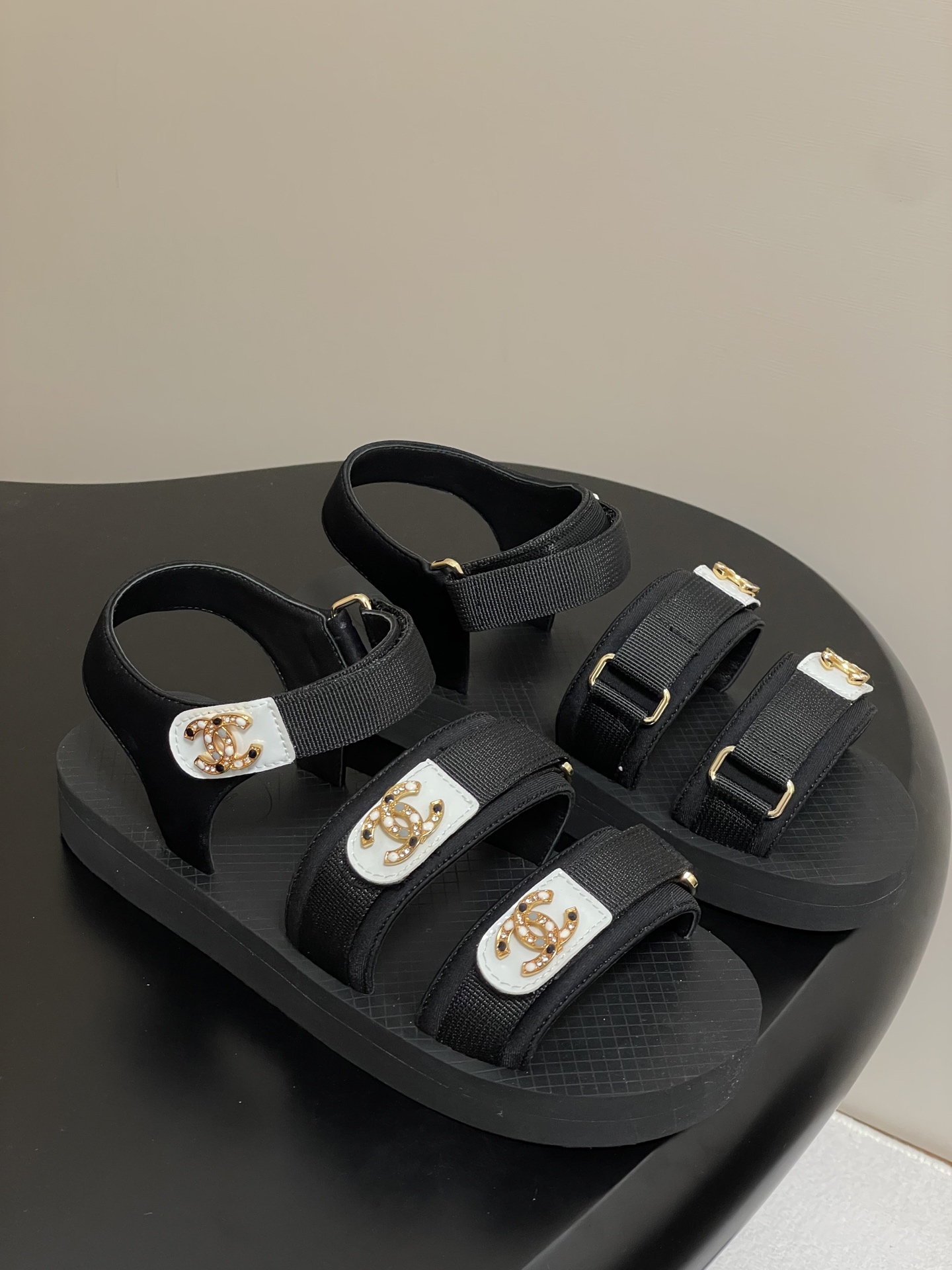 NO:401850,- 25P early spring new Chanel Xiaoxiang Velcro thick-soled bread sandals Double C-button beach shoes lazy sandals A must-have for lazy people to wear addictive sandals, huge soft and comfortable, allowing you to get rid of all the constraints. The cute bread shoe shape is very friendly to babies with wide feet. The outsol has a certain thickness. Wearing huge legs makes you look thin and long legs. Velcro can be adjusted at will. A must-have for fashionable essence!  Upper cowhide/custom fabric The footbed is very comfortable to wear and is comfortable to wear. It is a comfortable feeling that can be seen by the naked eye. It has no pressure on the day. The original sole is open-molded eva foaming and wear-resistant. It is anti-slip and wear-resistant. It is also very light. Size 35-39 (40.41 custom made without return), sandals, chanel, sandals, cowhide19860909- 25P早春新款Chanel 小香魔术贴厚底面包凉鞋双C扣沙滩鞋懒人凉鞋 懒人必备穿了会上瘾的凉鞋,巨软巨舒服 让你摆脱一切的束缚感,呆萌的面包鞋型对脚宽的宝宝很友好.大底有一定的厚度 穿上巨显腿细腿长,魔术贴可随意调节大小 时髦精必备！ 鞋面牛皮/定制布料 垫脚脚床很贴合脚底 穿着非常舒服 是肉眼可见的舒适感 暴走一天无压力 鞋底原版开模耐eva发泡耐磨大底 防滑又耐磨 还很轻便 码数35-39（40.41定做不退换）,凉鞋,chanel,sandals,cowhide,Women's Shoes