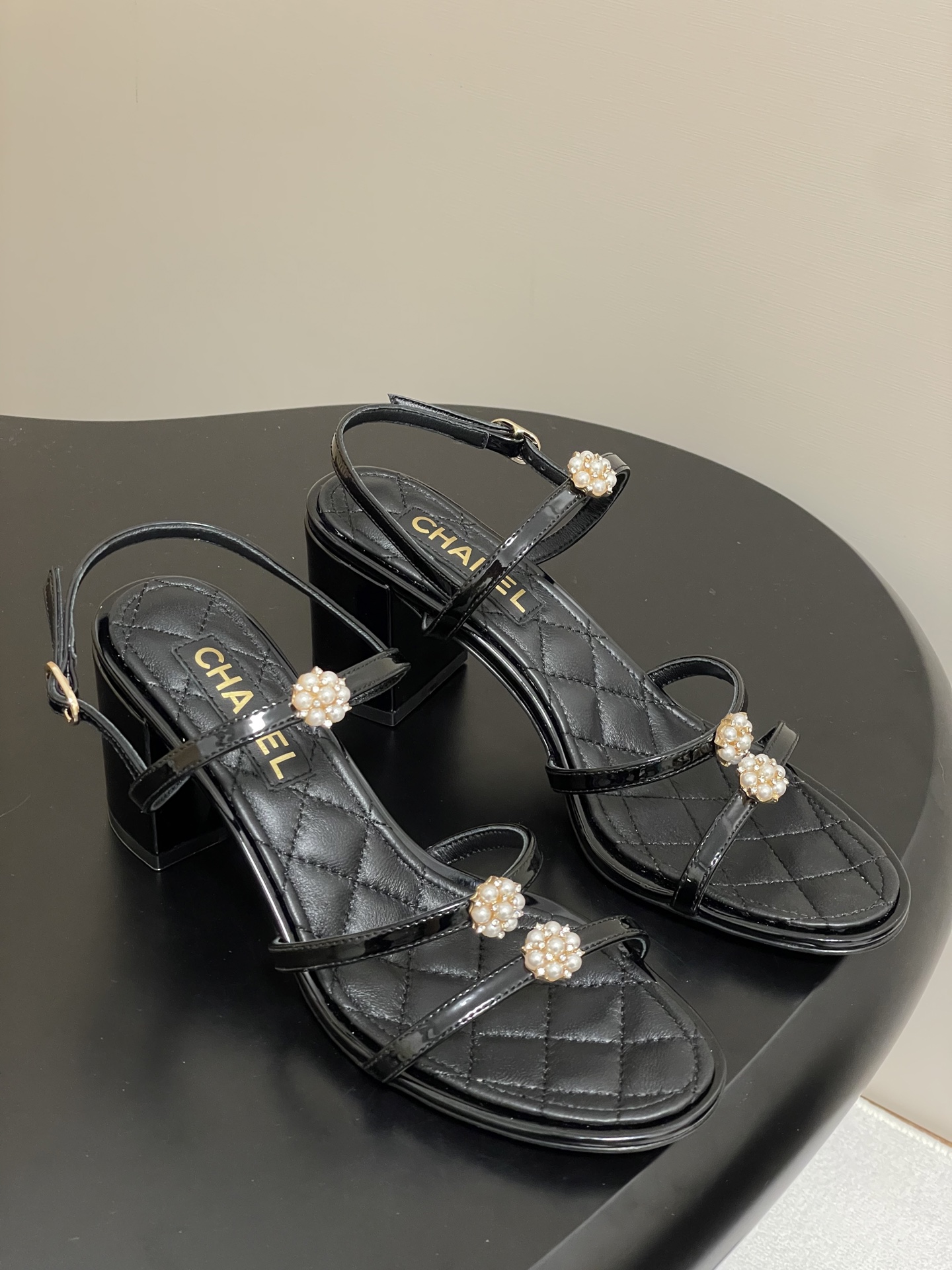 NO:402514,- Chanel 2026 Early Spring Holiday Series Xiaoxiang Showcase Pearl Buckle Thick Heel Sandal Camellia Pearl High Heels adopt a classic and elegant design style, and incorporates fashionable elements, combining retro and modernity, suitable for wearing in various occasions. The whole body of the shoe is solid color, which is not only luxurious and eye-catching, but also visually brightens the skin tone and adds noble temperament to the wearer. It is composed of multiple thin strips cross-entangled, presenting a unique sense of layering and three-dimensionality. Each strap is decorated with exquisite pearl jewelry, adding a romantic and soft atmosphere to the overall shape. It is a thick heel style with a moderate height. It provides a certain height while ensuring the stability and comfort of the wear, suitable for long-term wear. Customized leather upper, inner footbed sheepskin, sole, Italian leather outsole, heel height 6.5cm  Size 35-39 (40.41 custom made without return), sandals, chanel, sandals, high heels, sheepskin, Leather soles19860909- Chanel 2026早春度假系列 小香走秀款珍珠扣粗跟凉鞋山茶花珍珠高跟鞋 采用了经典且优雅的设计风格,同时融入时尚元素,兼具复古与现代感,适合多种场合穿着. 鞋身通体为纯色色,这种色调不仅奢华亮眼,还能在视觉上提亮肤色,为穿着者增添高贵气质. 由多条细带交叉缠绕构成,呈现出独特的层次感和立体感.每根带子上都装饰有精致的珍珠饰品,为整体造型增添了浪漫与柔美的气息. 属于粗跟款式,高度适中,在提供一定高度的同时,保证了穿着的稳定性和舒适度,适合长时间穿着. 鞋面定制皮革 内里垫脚羊皮 鞋底意大利真皮大底 跟高6.5cm 码数35-39（40.41定做不退换）,凉鞋,chanel,sandals,high heels,sheepskin,Leather soles,Women's Shoes