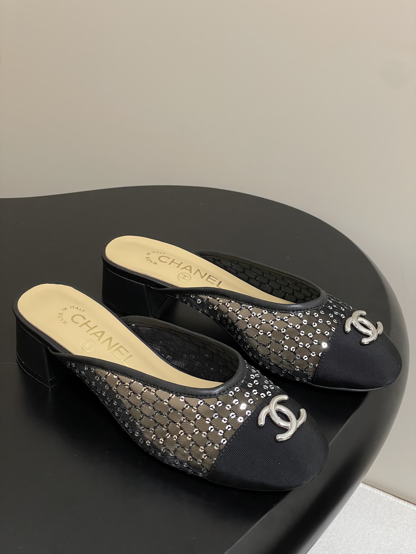 NO:404463,- 25Ss early spring new Chanel tweed cloth bag-toe half slippers Mules double C metal buckle fishing net slippers Xiaoxiang classic tweed cloth double C metal logo design how to look at how high-end it is. It is absolutely white and rich and beautiful, and the texture can be seen at the naked eye!  The details are full of not monotony, exquisite and eye-catching, suitable for any occasion, simple but very layered!  Upper tweed cloth/customized fishing net inner sheepskin sole Italian leather sole Heel height 3cm Size 35-39 (40.41 custom made without return), semi-torque, chanel, slippers, sheepskin19860909- 25Ss早春新款Chanel小香呢子布包头半拖鞋穆勒鞋双C金属扣渔网拖鞋 小香经典呢子布双c金属logo设计怎么看怎么高级 妥妥的白富美 质感肉眼可见！细节满满不单调 精致又醒目,适合任何场合穿着 简单却又很有层次！ 鞋面呢子布/定制渔网 内里羊皮 鞋底意大利真皮鞋底 跟高3cm 码数35-39（40.41定做不退换）,半拖,chanel,slippers,sheepskin,Women's Shoes