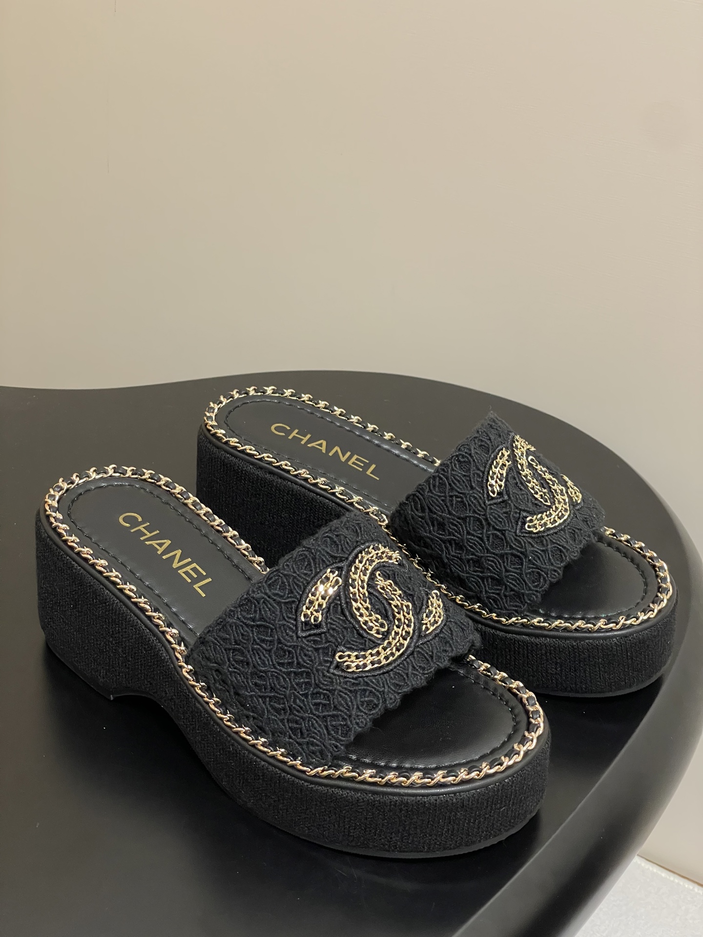 NO:401883,- 25P spring and summer new Chanel small fragrance chain ring edge double C letter button sandals lace face wedge slippers diamond leather flat sandals Xiangjia's iconic leather chain design is used on the edge of the footbed, with classic diamond elements covering the upper and paired with large pairs of C. It is particularly exquisite and literary, and it is difficult to find the reason to not love it. Easy to wander in commuting and casual occasions and be a casual and fashionable and elegant woman~ The upper is original customized fabric/skin inner footbed sheepskin sole original molded rubber outsole size 35-39 (40.41.42 custom made without return), slippers, chanel, chanel, slippers, sheepskin19860909- 25P春夏新款Chanel小香链条圈边双C字母扣凉拖鞋蕾丝面坡跟拖鞋菱格皮面平底凉拖鞋 香家标志性的穿皮链条设计应用在垫脚圈边,配上经典菱格元素覆盖鞋面搭配大双C.格外精致又文艺,很难找出不爱的理由.轻松游走于通勤和休闲场合 做个漫不经心的时髦优雅女子～ 鞋面原版定制面料/羊皮 内里垫脚羊皮 鞋底原版开模橡胶大底 码数35-39（40.41.42定做不退换）,拖鞋,chanel,chanel,slippers,sheepskin,Women's Shoes