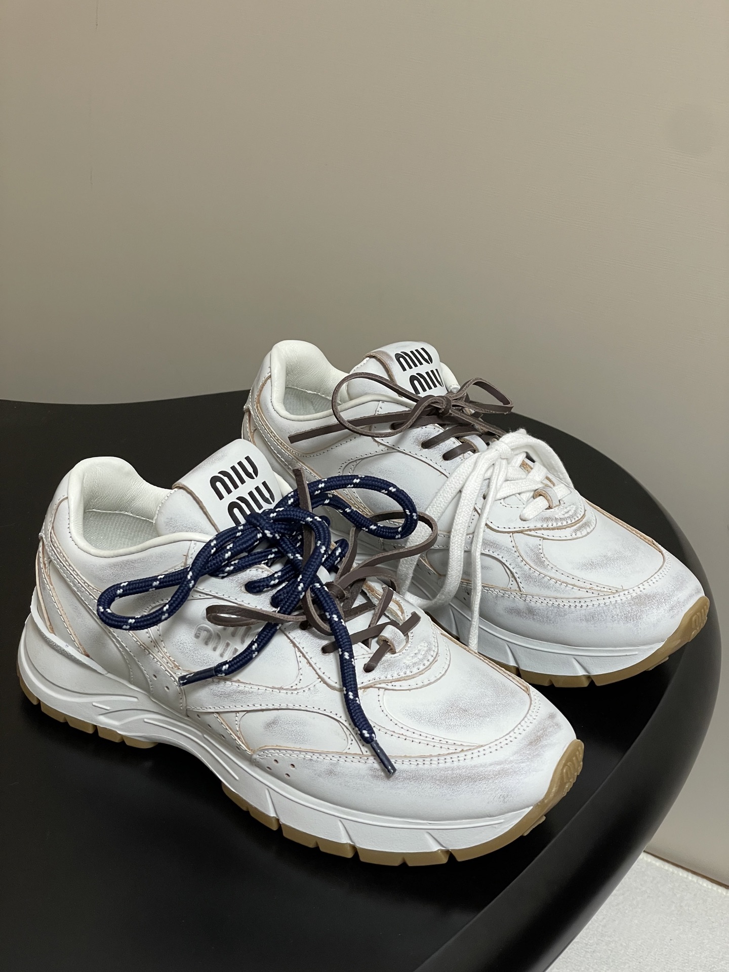 NO:402549,- 25ss summer new model MIUMIU Miao mesh sneakers retro sneakers lace-up casual thick-soled dad shoes American retro style, a popular model with a hot appearance, a must-have ~ old fashioned, simple and high-end, very comfortable to match on the feet, a must-have for the year The latest catwalk sports style is a hit by domestic and foreign bloggers, Xiaohongshu grass planting series, retro and fashionable, beautiful and simple sports design, and the recognizable tongue creates a Buddhist sweet casual style~~ The aura on the feet is very casually matched. Mainstream double-lace design focuses on a fashion!  Upper polished cowhide/customized mesh fabric Customized breathable mesh fabric Sole open mold TPU anti-slip sole, deep wear-resistant materials are added. Shoe laces specific double-color shoe laces plus genuine leather tailoring shoe laces workmanship complex waste Size 35-39 (40.41 custom made without return or exchange), casual shoes/sports shoes, miumiu, sneakers, cowhide19860909- 25ss夏季新款 MIUMIU 缪缪网面运动鞋复古球鞋系带休闲厚底老爹鞋 美式复古风,颜值担当火爆款,不得不入的一款～做旧时尚,简约高级 随意搭配上脚非常舒适,年度必入款 最新走秀款运动国内外博主刷爆的一款,小红书种草系列,复古又时髦上脚美炸了简约的运动设计,极具辨识度的鞋舌,打造佛系甜美的休闲风~~上脚气场十足随意搭配 主流双鞋带设计 主打一个时尚！ 鞋面擦色牛皮/定制网布 内里垫脚定制透气网布 鞋底开模TPU防滑大底,加入深层耐磨材料. 鞋带特定双色鞋带加真皮裁条鞋带做工复杂废料 码数35-39（40.41定做不退换）,休闲鞋/运动鞋,miumiu,sneakers,cowhide,Women's Shoes