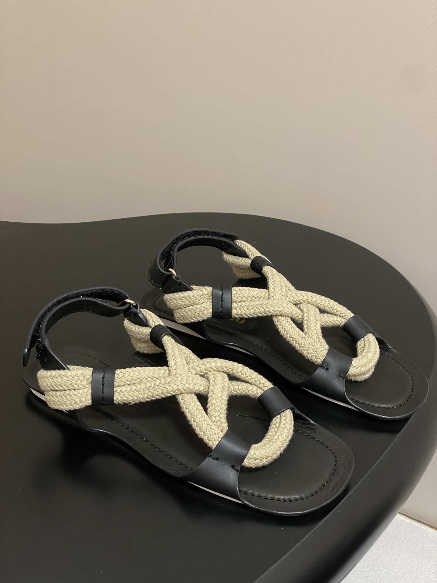 NO:404457,- 25ss summer new style MiuMiu Miu Fairy simple flat sandals retro hemp rope woven sandals. Comfortable and easy to wear, looks white on the feet. It looks good no matter how you wear it. This summer's favorite fashionista~ The most popular flat sandals in the world, appear on the covers of major fashion magazines·World celebrities and bloggers use it~ The best choice for long skirts and hot pants, you won't regret it when you close your eyes. Imported top layer cowhide, inner foot pad cowhide, midsole original customized midsole water table, sole Italian leather outsole, size 35-39 (40.41 custom made, no return or exchange), sandals, miumiu, sandals, skirts, cowhide, Leather soles19860909- 25ss夏季新款 MiuMiu 缪缪仙女简约风平底凉鞋复古麻绳编织凉鞋 舒适又好穿,上脚显白 怎么穿都好看,今夏时髦精最爱～ 全球最火平底凉鞋, 出现在各大时装杂志封面·各路明星、小红书博主着用～搭配长裙、热裤的不二选择,闭眼入都是不会后悔 鞋面进口头层牛皮 内里垫脚牛皮 中底原版定制中底水台 鞋底意大利真皮大底 码数35-39（40.41订做不退换）,凉鞋,miumiu,sandals,skirts,cowhide,Leather soles,Women's Shoes