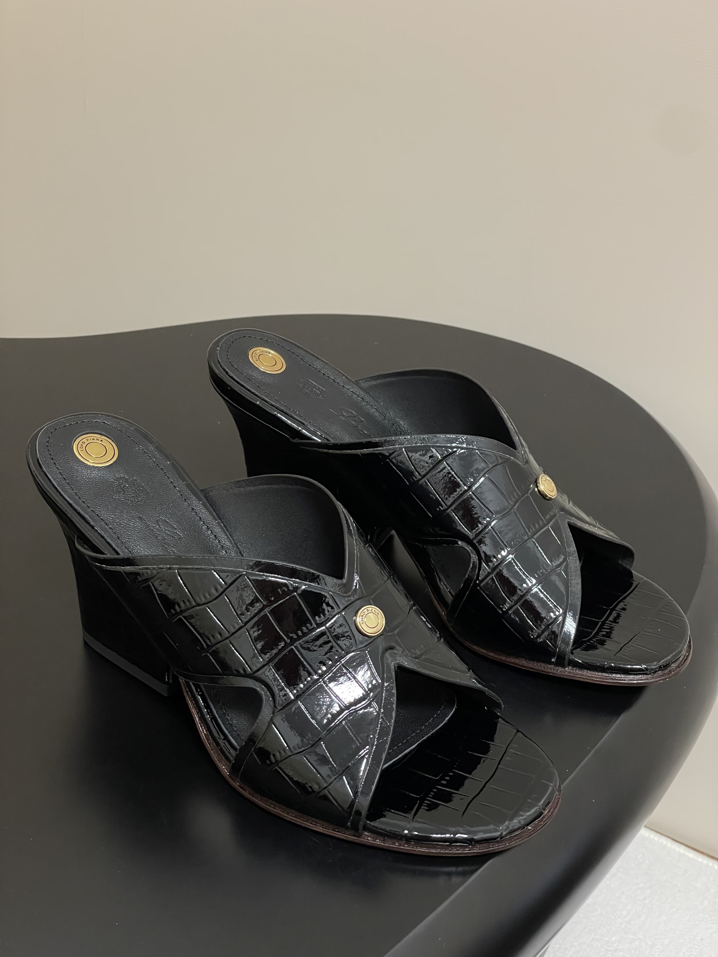 NO:407171,- Crocodile pattern Loro Piana LP Vera series 25s spring and summer new style Retro cross-belt flat-soled slippers Beautiful wedge sandals Latest crocodile pattern slippers This Vera sandals feature a unique wedge design, which can inject soft and elegant atmosphere into all kinds of outfits. Cross-belt design comfortably wraps your feet, adding a sense of sophistication. Wide straps elegantly meet in the center of the shoe and are embossed with metallic accessories. Cowhide leather presents a slight grain texture and a shiny appearance, showing the eternal exquisiteness. The upper is accented with round stud details leather insole, imprinted with brand logo leather covered heels. Crocodile pattern cowhide inner foot pad sheepskin high flat/8cm sole Italian leather large sole  Size 35-39 (40.41.42 custom made without return), high heels, loro piana, loro piana, high heels, slippers, cowhide, sheepskin, Leather soles19860909-鳄鱼纹 Loro Piana 诺悠翩雅 LP Vera系列 25s春夏新款 复古交叉带平底拖鞋绝美坡跟凉拖鞋最新鳄鱼纹拖鞋 这款Vera凉拖鞋采用别具一格的坡跟设计,可为各式装扮注入柔美优雅的气息.交叉饰带设计舒适包裹双足,增添精致感.宽饰带在鞋中央优雅地交汇,并点缀金属色配件.牛皮革呈现轻微的粒纹纹理和亮泽外观,彰显永恒精致之感.鞋面点缀圆形饰钉细节皮革内底,压印品牌徽标皮革包覆鞋跟 鞋面鳄鱼纹牛皮 内里垫脚羊皮 跟高平底/8cm 鞋底意大利真皮大底 码数35-39（40.41.42定做不退换）,高跟鞋拖鞋,loro piana,loro piana,high heels,slippers,cowhide,sheepskin,Leather soles,Women's Shoes