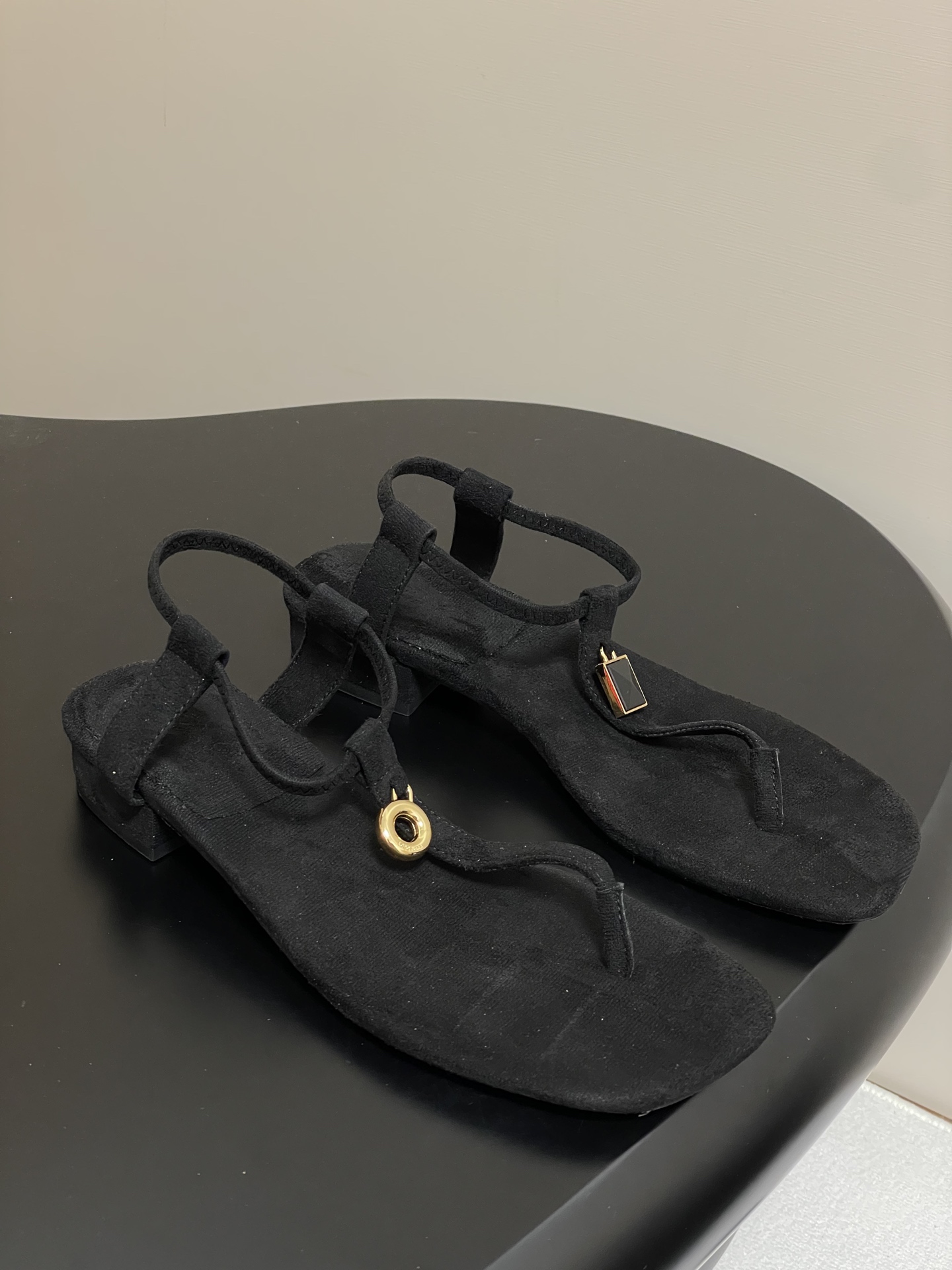 NO:404448,- Loro Piana LP 55s Spring and Summer New British Gem Hardware Pendant Clip-Fit Flat-Soled Sandals Minimalist Retro Sandals Mindil Sandals Soft leather forms a tailored strap, meets at the top of the upper, and is secured by a sturdy elastic ankle design. One is decorated with a low-key horny padlock and the other is decorated with a gold circle badge. The sandals are simple in structure and exude exquisiteness, making them ideal for summer. The inlays are printed with a logo!  Suede upper, inner foot pad suede sole Italian leather outsole size 35-39 (40.41.42 custom made without return), split-toe shoes, loro piana, loro piana, sandals, slippers, chamois leather, Leather soles19860909- Loro Piana 诺悠翩雅 LP 55s春夏新款英伦宝石五金吊坠夹脚平底凉拖鞋极简风复古凉鞋 Mindil凉鞋 柔软的皮革形成精裁饰带,于鞋面顶部交汇,并通过坚固的松紧脚踝设计固定.一只饰有低调的角质挂锁,另一只饰有一个金色圆圈徽章.这款凉鞋结构简约,散发着精致气息,是夏日的理想之选.嵌片印有徽标！ 鞋面麂皮绒 内里垫脚绒面 鞋底意大利真皮大底 码数35-39（40.41.42定做不退换）,分趾鞋,loro piana,loro piana,sandals,slippers,chamois leather,Leather soles,Women's Shoes