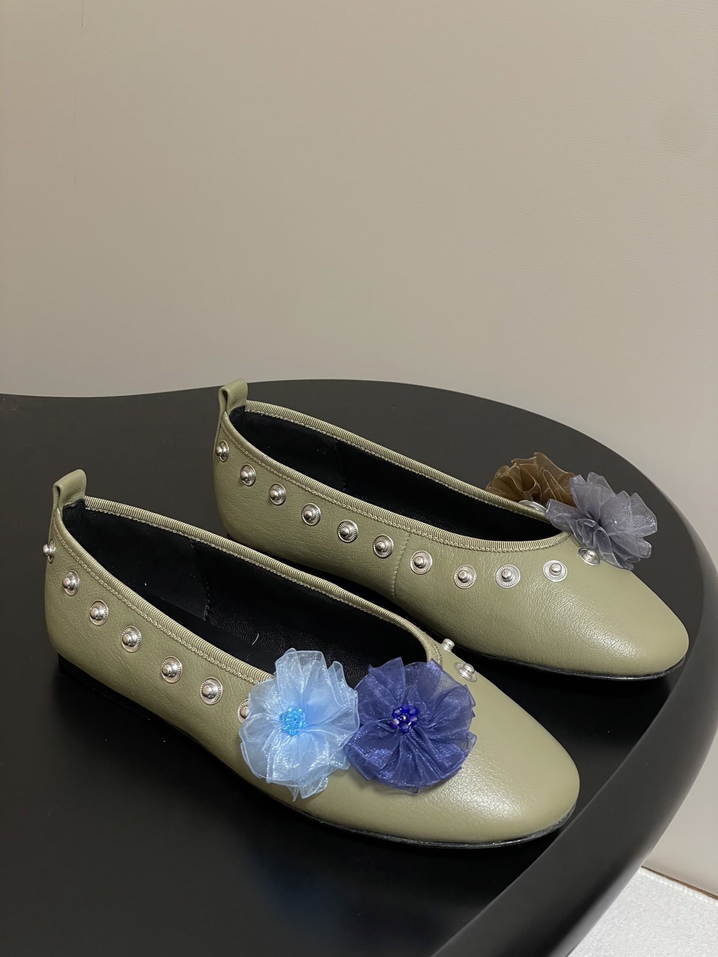 NO:404441,- Niche brand Paloma-wool 2025 Spring and Summer New Flower Ballet Shoes Rivet Flat Shoes Super beautiful, ballet shoes for flowers, can be matched DIY. This shoe design is also very thoughtful. Three different types of shoe flowers can be inlaid around the shoes to easily create different shapes!  Cowhide upper, inner foot pad sheepskin, open molded rubber sole, size 35-39 (40.41 custom made without return), single shoes, cowhide, sheepskin19860909- 小众品牌 Paloma-wool 2025春夏新款花朵芭蕾舞鞋铆钉平底单鞋 超级漂亮,为花而生的芭蕾鞋,可DIY搭配.这款鞋设计也很有小心思,鞋子四周可随意镶嵌三种不同类型的鞋花,轻松打造不同造型！ 鞋面牛皮 内里垫脚羊皮 鞋底开模橡胶大底 码数35-39（40.41定做不退换）,单鞋,cowhide,sheepskin,Women's Shoes