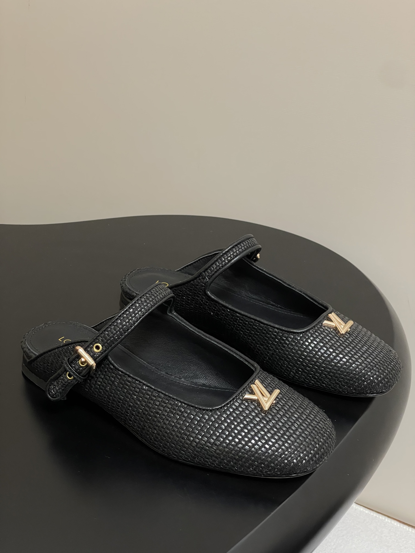 NO:404437,- 25ss summer new LOUIS VUITTON LV Lafite braided toe mules flat-soled Mary Jane semi-slippers are mainly made of braided materials, presenting a natural and rustic texture. Lafite materials not only have good breathability, but also have unique textures, giving people a feeling of being close to nature. The 'LV' metal logo on the toe adds a sense of luxury to the whole and highlights the brand identity; the material of the upper strap may be leather, which is combined with the braided part to enhance the durability and texture of the shoe. The classic mules style has an open-toe design at the heel, which is easy to put on and off, and at the same time shows a simple and fashionable style. There is a slender strap on the upper that spans the instep and is decorated with a metal buckle, which can not only adjust the elasticity to accommodate different foot shapes, but also increases the layering and design sense of the shoes.  Customized Rafia woven inner foot pad sheepskin sole Italian leather outsole size 35-41 (40.41 custom made without return or exchange), semi-drag, louis vuitton, louis vuitton, louis vuitton, mary jane, slippers, espadrilles, sheepskin, Leather soles19860909- 25ss夏季新款 LOUIS VUITTON 路易威登 Lv 拉菲草编织包头穆勒鞋平底玛丽珍半拖鞋 主要采用编织材质打造,呈现出自然质朴的质感,拉菲草材料,不仅透气性佳,还带有独特的纹理,给人一种亲近自然的感觉. 鞋头的“LV”金属标识为整体增添了奢华感,彰显品牌身份；鞋面的搭带部分材质可能为皮质,与编织部分相结合,提升了鞋子的耐用性和质感. 经典的穆勒鞋款式,后跟处为露趾设计,穿脱方便,同时展现出简约时尚的风格. 鞋面上有一条细长的搭带,横跨脚背,并配有金属扣装饰,不仅可以调节松紧以适应不同的脚型,还增加了鞋子的层次感和设计感. 鞋面定制拉菲草编 内里垫脚羊皮 鞋底意大利真皮大底 码数35-41（40.41定做不退换）,半拖,louis vuitton,louis vuitton,louis vuitton,mary jane,slippers,espadrilles,sheepskin,Leather soles,Women's Shoes
