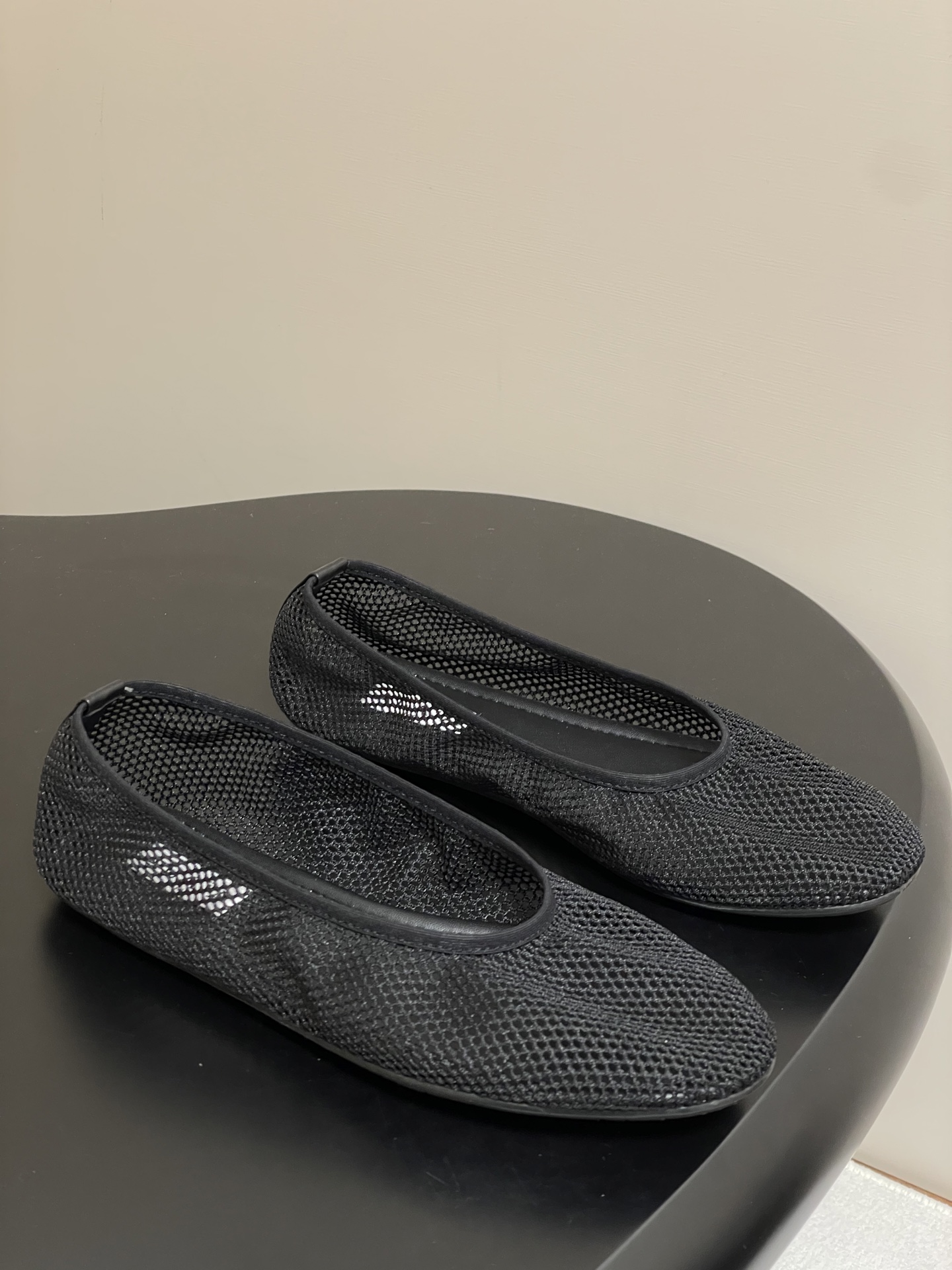 NO:404431,-Original belt box order notes!  25ss early spring new ALAIA hollow fishing net ballet shoes breathable mesh Mary Jane flat-sole single shoes This naked soft fishing net shoes adopts a single shoe foot design, with a vertical Alaia logo on the back; paired with a rubber sole, it brings a comfortable wearing experience. It is an indispensable fashionable item in the spring and summer wardrobe. Light and breathable Summer relaxed aesthetic breathable mesh sun and moon shines, interwoven into a faint translucent aesthetic. Mesh design, full breathable breathable, not stuffy, round head design releases toe space, and can be worn with thin socks or barefoot!  Original custom fishing net footbed sheepskin original sole open mold rubber outsole size 35-39 (40.41.42.43 custom made without return or exchange), single shoes, alaia, mary jane, sheepskin19860909-原版皮带盒下单备注！ 25ss早春新款ALAIA阿莱亚 镂空渔网芭蕾舞鞋透气网面玛丽珍平底单鞋 该款裸肌感柔软渔网鞋,采用单鞋套脚设计,背面饰有竖版Alaia标识;搭配橡胶鞋底,带来舒适的穿着体验.是春夏衣橱必不可少的时髦单品. 轻盈透气 夏日松弛美学透气网面日月光倾泻 交织出若隐若现的透感美学 网面设计 呼吸感拉满 透气不闷热 圆头设计释放脚趾空间 搭配薄袜或光脚穿都可以！ 鞋面原版定制渔网 垫脚羊皮 鞋底原版开模橡胶大底 码数35-39（40.41.42.43定做不退换）,单鞋,alaia,mary jane,sheepskin,Women's Shoes