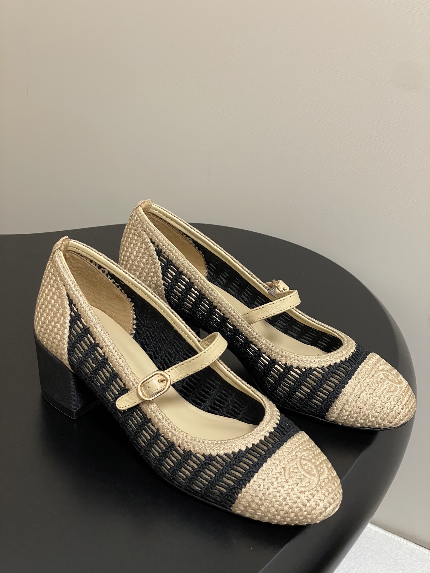 NO:404415,- Xiaoxiang Chanel25P's most beautiful woven ballet shoes, Rafia, Mary Zhen flat straw woven single shoes and high heels. Xiaoxiang produces all the best products!  The woven hollow design is full of summer flavor. You can already imagine how beautiful it is to wear a shirt and skirt in summer!  !  There was finally a pair of non-leather styles in the ballet shoe cabinet!  A pair of Rafia ballet shoes with closed eyes, the shoe shape is simple and practical, but it may become a celebrity style if you are not careful. The upper is original custom raffia fiber braided footbed sheepskin sole Italian leather outsole Heel height 1cm/5cm Size 35-39 (34.40.41.42 Customized without return or exchange), ballet shoes, chanel, mary jane, high heels, espadrilles, skirts, shirts, sheepskin, Leather soles19860909- 小香Chanel25P最美编织芭蕾舞鞋拉菲草玛丽珍平底草编单鞋高跟鞋 小香出品尽是精品！编织镂空的设计,满满夏日的味道.已经能想象夏天穿着衬衫裙子搭配它有多美了！！芭蕾舞鞋柜里终于有了一双非皮的款式！ 一双闭眼入的拉菲草芭蕾舞鞋,鞋型是简单实穿款,但一不小心也可能变成名媛风. 鞋面原版定制酒椰纤维编织 垫脚羊皮 鞋底意大利真皮大底 跟高1cm/5cm 码数35-39（34.40.41.42定做不退换）,芭蕾舞鞋,chanel,mary jane,high heels,espadrilles,skirts,shirts,sheepskin,Leather soles,Women's Shoes