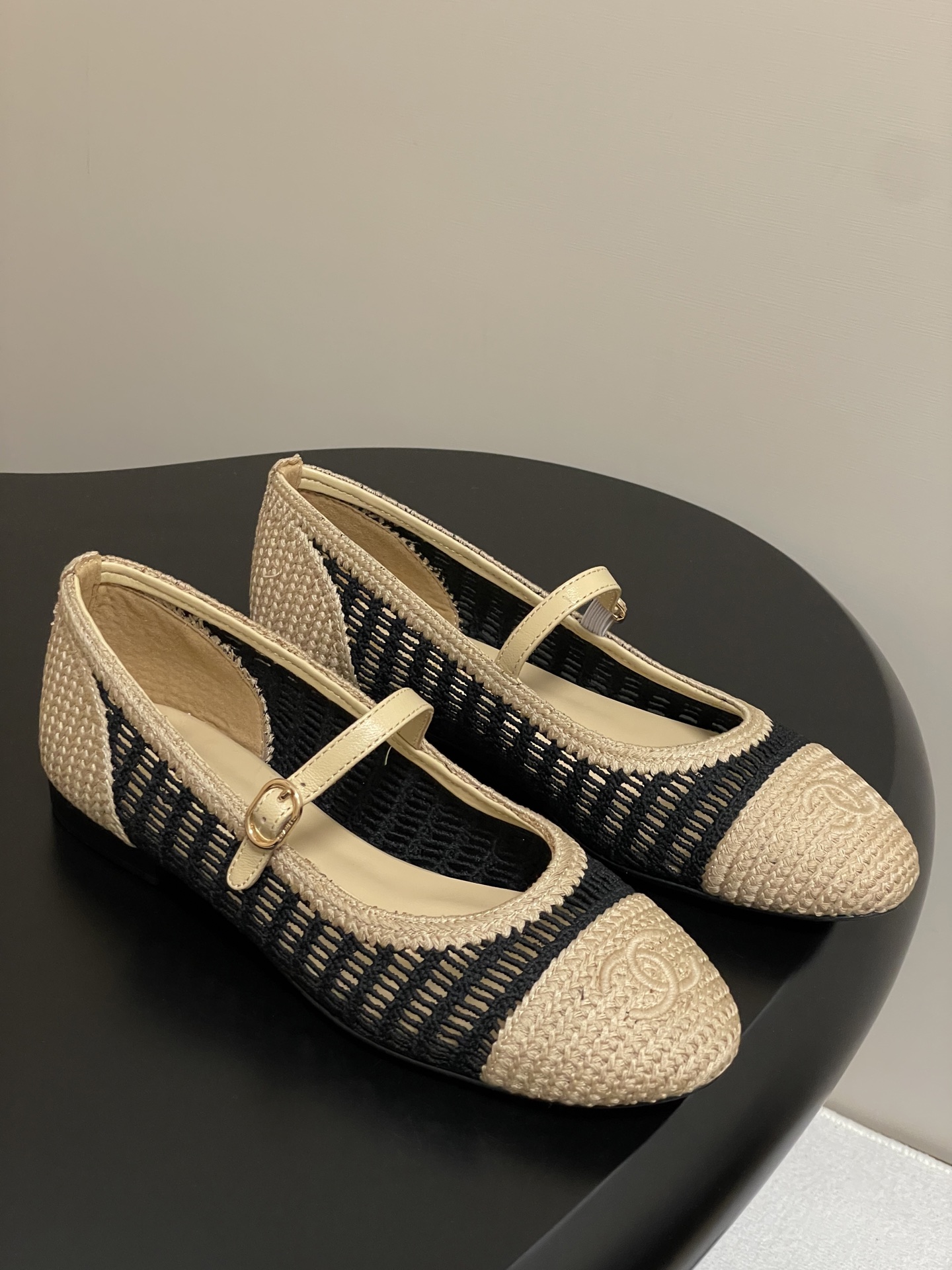 NO:404422,- Xiaoxiang Chanel25P's most beautiful woven ballet shoes, Rafia, Mary Zhen flat straw woven single shoes and high heels. Xiaoxiang produces all the best products!  The woven hollow design is full of summer flavor. You can already imagine how beautiful it is to wear a shirt and skirt in summer!  !  There was finally a pair of non-leather styles in the ballet shoe cabinet!  A pair of Rafia ballet shoes with closed eyes, the shoe shape is simple and practical, but it may become a celebrity style if you are not careful. The upper is original custom raffia fiber braided footbed sheepskin sole Italian leather outsole Heel height 1cm/5cm Size 35-39 (34.40.41.42 Customized without return or exchange), ballet shoes, chanel, mary jane, high heels, espadrilles, skirts, shirts, sheepskin, Leather soles19860909- 小香Chanel25P最美编织芭蕾舞鞋拉菲草玛丽珍平底草编单鞋高跟鞋 小香出品尽是精品！编织镂空的设计,满满夏日的味道.已经能想象夏天穿着衬衫裙子搭配它有多美了！！芭蕾舞鞋柜里终于有了一双非皮的款式！ 一双闭眼入的拉菲草芭蕾舞鞋,鞋型是简单实穿款,但一不小心也可能变成名媛风. 鞋面原版定制酒椰纤维编织 垫脚羊皮 鞋底意大利真皮大底 跟高1cm/5cm 码数35-39（34.40.41.42定做不退换）,芭蕾舞鞋,chanel,mary jane,high heels,espadrilles,skirts,shirts,sheepskin,Leather soles,Women's Shoes