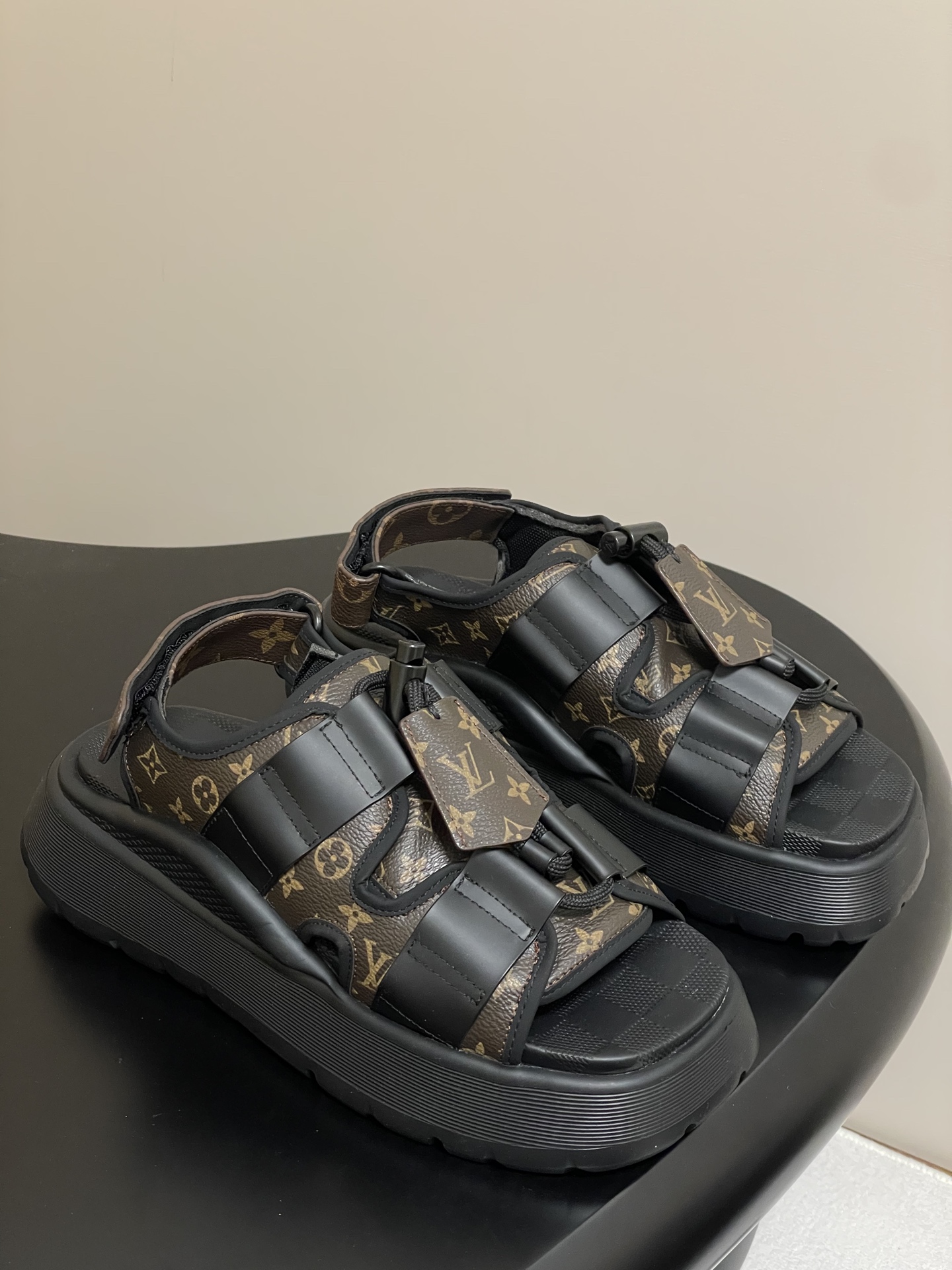 NO:404443,- 25Ss summer new Louis vuiteeon LV CHAMELEON COMFORT sandals thick-soled casual sports sandals This Chameleon sandals are made with canvas and suede cowhide leather, and the avant-garde style debuts at the 2025 Cruise early spring fashion show. Leather bullet belt and Monogram canvas key bag elements finish the finishing details, lined insoles and rubber waterproof platform outsoles for comfortable wearing experience. Adjustable Velcro laces, upper cowhide cowhide/custom fabric, custom breathable mesh in the inner lining, classic checkerboard leather, original open molded rubber foamed outsole, size 35-40 (41.42 custom made without return) Heel height 5cm, sandals, louis vuitton, louis vuitton, sandals, cowhide19860909- 25Ss夏季新款Louis vuiteeon LV CHAMELEON COMFORT 凉鞋 厚底休闲运动凉鞋 本款 Chameleon凉鞋拼合帆布和绒面牛皮革,以前卫风范初次亮相2025 Cruise早春时装秀.皮革子弹带和Monogram 帆布钥匙包元素点睛细节,加衬鞋垫和橡胶防水台外底实现舒适穿着体验. 可调节魔术贴鞋带 鞋面牛皮/定制织物 内里定制透气网布 垫脚经典棋盘格皮革 鞋底原版开模橡胶发泡大底 码数35-40（41.42定做不退换） 跟高5cm,凉鞋,louis vuitton,louis vuitton,sandals,cowhide,Women's Shoes