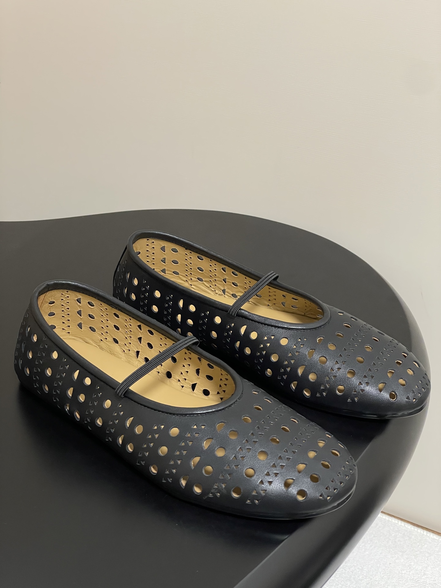 NO:404454,- THE ROW 25ss Early Spring New TR Punched Hollow Ballet Shoes Elastic Ballet Sneakers Retro Mary Jane Flat Shoes TR Always at the forefront of fashion. The simpler it looks, the more exquisite the materials. Although it is niche, it is very advanced. There is no large design but small details everywhere. The excellent leather texture and last craftsmanship make people fall in love with it at a glance. Retro Mediterranean Roman hollow elements, round toe shoe shape does not show stupidity and gives more possibilities for wear. The toe is not visible in the toe design, and the hollow design is breathable and not stuffy. Upper cowhide, sheepskin, upper cowhide, sole open molding injection-molded rubber outsole size 35-39 (40.41 custom made without return or exchange), ballet shoes, mary jane, cowhide, sheepskin19860909- THE ROW 25ss早春新款TR 冲孔镂空芭蕾舞鞋松紧带复古玛丽珍平底单鞋 TR 总是走在时尚去最前沿,看着简单越是极简,越讲究材料、它虽然小众但是很高级,没有大设计但处处都是小细节,出色的皮料质感和楦型工艺让人一眼爱上. 复古地中海罗马镂空元素,圆头鞋型不显憨笨赋予更多穿搭可能性,包头设计看不到脚趾,镂空设计透气性贼好不闷脚. 鞋面牛皮 内里垫脚羊皮 鞋底开模注塑橡胶大底 码数35-39（40.41定做不退换）,芭蕾舞鞋,mary jane,cowhide,sheepskin,Women's Shoes