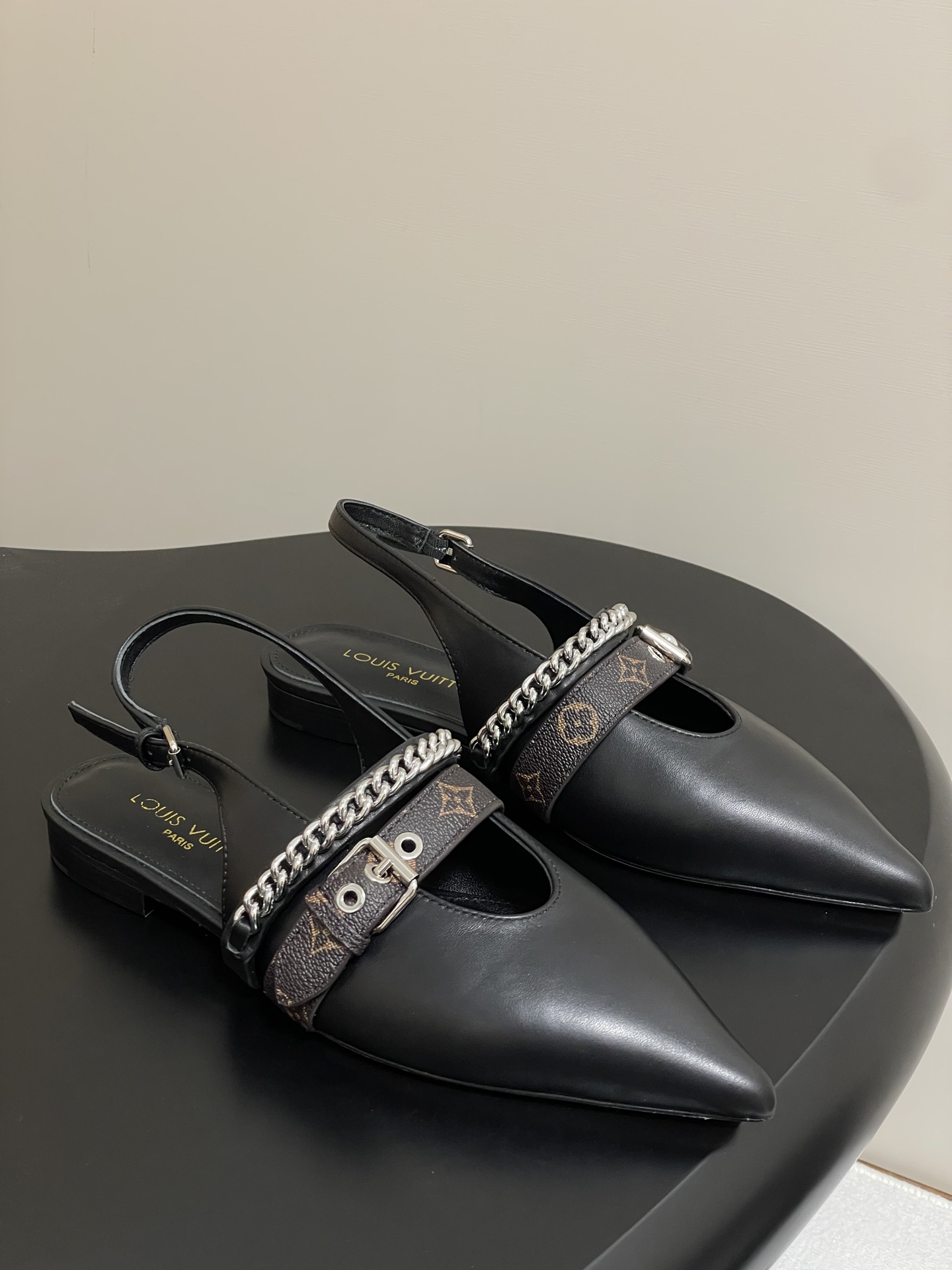 NO:404460,- 25ss summer new LOUIS VUITTON LV VIBE chain empty flat sandals pointed toe cat heel high heels This LV Vibe heels are made of soft sheep leather with a highlight configuration. Pointed toe design, leather-covered heels, decorative belt-shaped Monogram canvas straps and illuminated chains add to the highlight. Adjustable rear straps are matched with exquisite rectangular buckles. Upper cowhide inner foot pad sheepskin sole Italian leather outsole size 35-41 (40.41 custom made without return), sandals, louis vuitton, louis vuitton, louis vuitton, sandals, high heels, cowhide, sheepskin, Leather soles19860909- 25ss夏季新款 LOUIS VUITTON 路易威登 LV VIBE 链条后空平底凉鞋尖头猫跟高跟凉鞋 本款 LV Vibe 露跟高跟鞋以柔软羊皮革塑就瞩目构型.尖头设计、皮革包覆鞋跟、装饰性腰带状Monogram帆布饰带与莹泽链条增添瞩目姿彩.可调节后带搭配精巧矩形搭扣. 鞋面牛皮 内里垫脚羊皮 鞋底意大利真皮大底 码数35-41（40.41定做不退换）,凉鞋,louis vuitton,louis vuitton,louis vuitton,sandals,high heels,cowhide,sheepskin,Leather soles,Women's Shoes