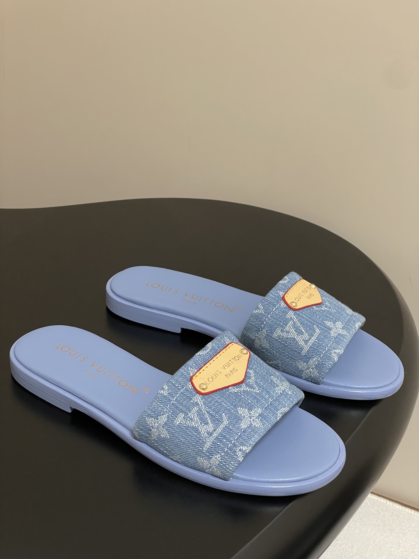 NO:404471,- 25ss Summer New LOUIS VUITTON Lv Lily denim denim old-fashioned cloth flat-slide sandals Lily flat-soled sandals with the iconic Monogram denim, integrating Louis Vuitton logo embossed leather labels and dazzling studs for the wide upper, similar to the leather goods series. The soft leather outsole embedded in rubber is upgraded and comfortable. Customized denim old-fashioned cloth inner footbed sheepskin sole Italian thickened leather outsole size 35-41 (40.41 custom made without return), slippers, louis vuitton, louis vuitton, louis vuitton, slippers, sheepskin, Leather soles19860909- 25ss夏季新款 LOUIS VUITTON 路易威登 Lv Lily丹宁牛仔老花布平底一字带凉拖鞋 Lily 平底凉拖以标志性Monogram丹宁布构筑闲雅设计,为宽幅鞋面融入路易威登标识压纹皮革标签和耀目饰钉,与皮具系列异曲同工.嵌入橡胶的柔软皮革外底升级舒适体验. 鞋面定制丹宁老花布 内里垫脚羊皮 鞋底意大利加厚真皮大底 码数35-41（40.41定做不退换）,拖鞋,louis vuitton,louis vuitton,louis vuitton,slippers,sheepskin,Leather soles,Women's Shoes