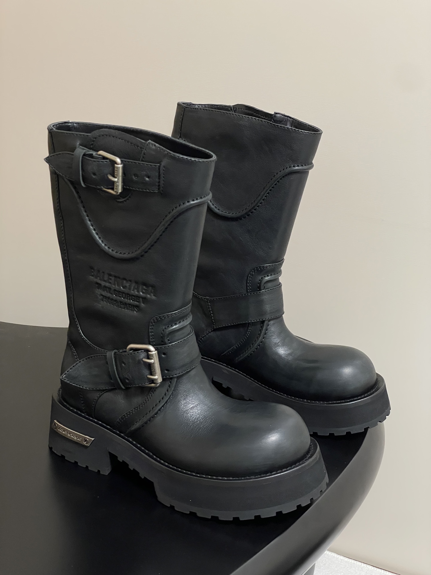 NO:480863,- 25 autumn and winter new Balenciga Balenciga motorcycle punk style Martin boots, buckle large thick sole boots, dark functional style!  The design of liquid boots is recognizable, with neat lines and metal buckles, and every detail shows avant-garde attitude. The leather has a superior texture, restrained luster but luxurious, and the foot feels comfortable and stylish. Whether it is paired with slim jeans to show the coolness of the street or to create a different spark with a personalized skirt, it can be easily held. Wear it, you are the most eye-catching existence on the street, perfectly interpreting the fashion attitude. Customized matte upper natural throwing calfskin to make a destructive craftsmanship, custom-made medium-gloss cowhide hardware, pure copper matte silver brushed version, 3-layer combination of soles - genuine leather, elastic wear-resistant velvet tires, rubber outsole  35-39 (40 custom made without return), boots, balenciaga, balenciaga, boots, skirts, jeans, cowhide19860909- 25秋冬新款Balenciga巴黎世家 机车朋克风马丁短靴 搭扣大厚底长靴 暗黑机能风！出门炸街气场爆表 液靴的设计极具辨识度,利落的线条搭配金属扣饰,每一处细节都彰显着的前卫态度.皮革质感上乘,光泽内敛却又奢华尽显,脚感更是舒适与格调并存. 无论是搭配修身牛仔裤展现街头酷感,还是与个性裙装碰撞出别样火花,它都能轻松hold住.穿上它,你就是街头最吸睛的存在,将时尚态度完美诠释 鞋面定制哑光自然摔小牛皮做旧破坏工艺效果 内里定制中光牛皮 五金定制纯铜哑银色拉丝做旧版本 鞋底3层组合-真皮沿条回弹耐磨绒轮胎橡胶外底 码数35-39（40定做不退换）,靴子,balenciaga,balenciaga,boots,skirts,jeans,cowhide,Women's Shoes