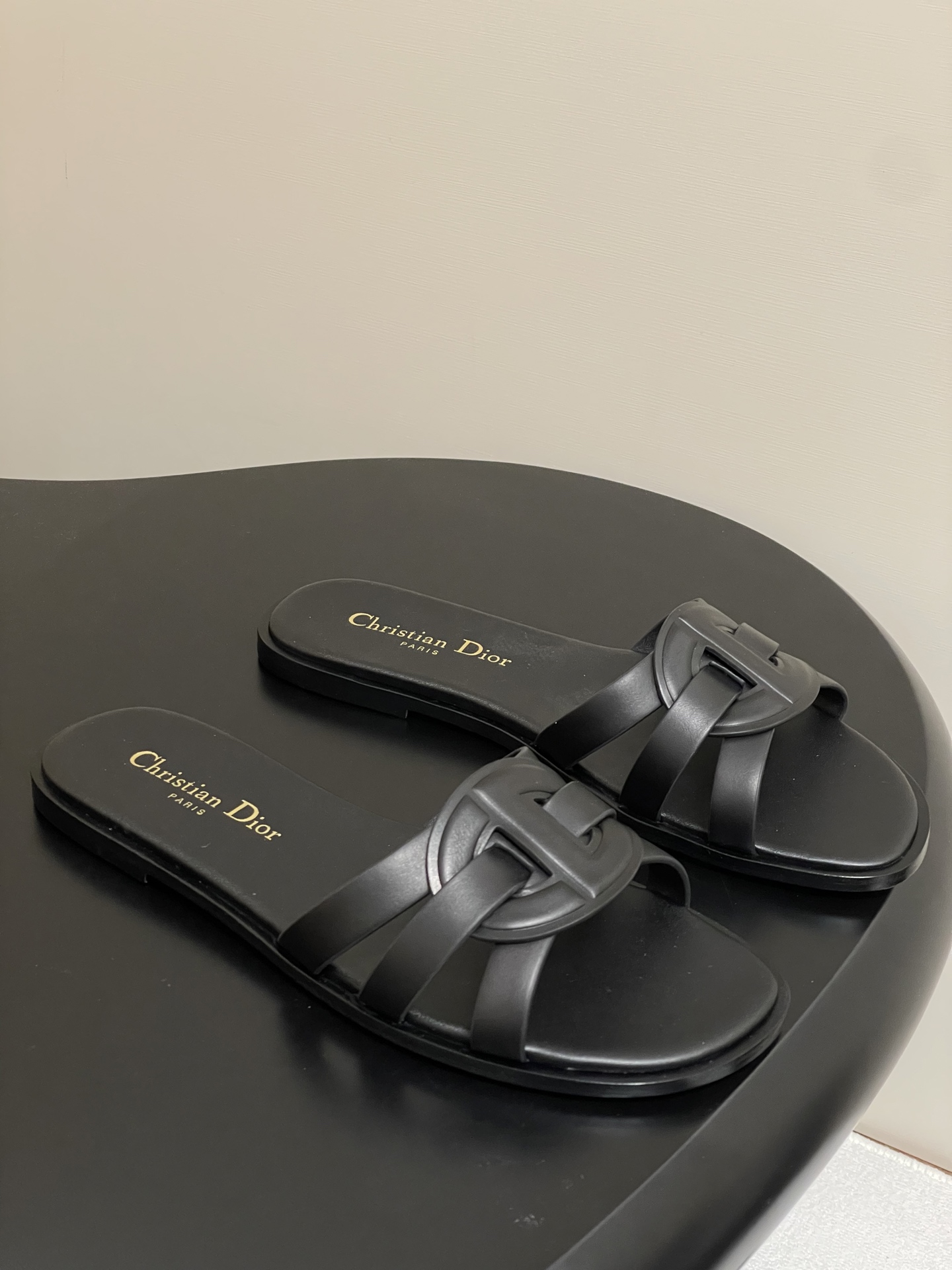 NO:406926,- 25ss Spring and Summer New Dior D-Club Hollow Laminated CD Cross Strap Sandals Pig Nose Braided Strap Flat Slippers This D-Club Sandals is a new product in the 2025 autumn series, reinterpreting the classic style with a simple and elegant design. The exquisite cowhide on the upper is embellished with a cross CD logo. The padded inner sole is comfortable to wear, and the simple design is easy to put on and take off, making it easy to create a casual look. A pair of versatile items that can enhance the overall texture, suitable for investment in a long-term wardrobe. Customized cowhide sole original molded Italian thickened leather outsole. Size 35-39 (40.41.42.43 Customized non-return and exchange), slippers, dior, dior, slippers, cowhide, Leather soles19860909- 25ss春夏新款Dior 迪奥D-Club镂空叠层CD交叉带凉拖鞋猪鼻子编织带平底拖鞋 这款 D-Club 凉拖是二零二五秋季系列新品,以简约优雅的设计重新诠释经典款式.鞋面精致的牛皮革饰带点缀以交叉CD标志.加垫内底穿着舒适,简约的设计便于穿脱,轻松打造休闲造型.一双能提升整体质感的百搭单品,适合投资于长期衣橱. 鞋面定制牛皮 鞋底原版开模意大利加厚真皮大底 码数35-39（40.41.42.43定做不退换）,拖鞋,dior,dior,slippers,cowhide,Leather soles,Women's Shoes