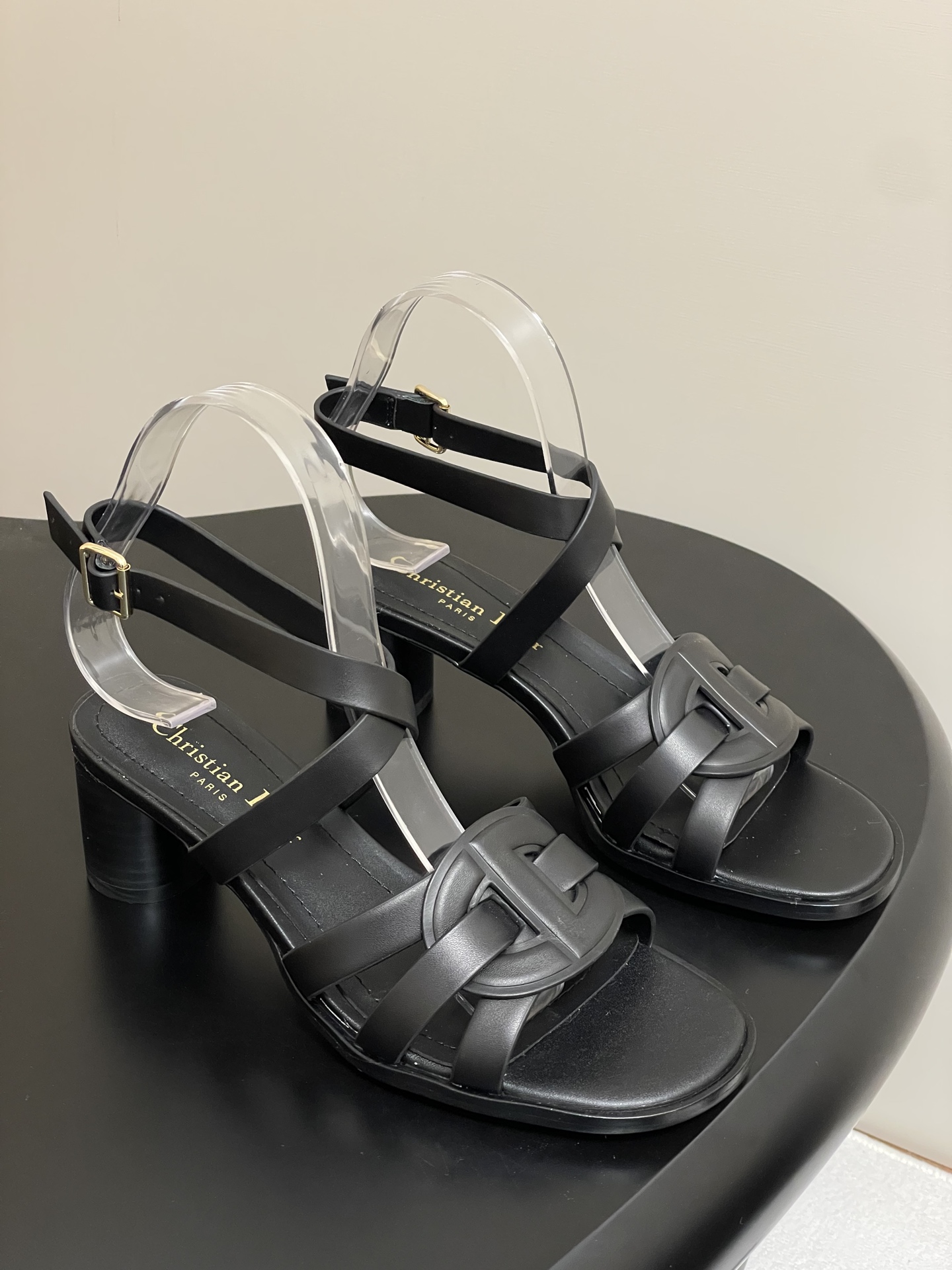 NO:406933,- 25ss Spring and Summer New Dior D-Club Hollow Laminated CD Cross-woven Straight Sandals Saddle with Column Thick Heels Sandals This D-Club Heels Sandals is a new product in the 2025 autumn series. It has a classic style and shows a simple and elegant temperament. The exquisite cowhide on the upper is embellished with a cross CD logo, and the buckle lace-up elegantly outlines the ankle curve. It can be matched with various outfits to create an elegant and comfortable shape. Customized cowhide on the upper Italian thick leather sole Heel height 5.5cm/8cm Size 35-39 (40.41.42.43 Customized non-return and exchange), high heels sandals, dior, dior, sandals, high heels, cowhide, Leather soles19860909- 25ss春夏新款Dior 迪奥D-Club镂空叠层CD交叉编织带高跟凉鞋马鞍带圆柱子粗跟凉鞋 这款 D-Club 坡跟凉鞋是二零二五秋季系列新品,款式经典,彰显简约优雅的气质.鞋面精致的牛皮革饰带点缀以交叉CD标志,带搭扣的系带优雅勾勒脚踝曲线.可与各式装扮搭配,打造高雅舒适的造型. 鞋面定制牛皮 鞋底意大利加厚真皮大底 跟高5.5cm/8cm 码数35-39（40.41.42.43定做不退换）,高跟鞋凉鞋,dior,dior,sandals,high heels,cowhide,Leather soles,Women's Shoes