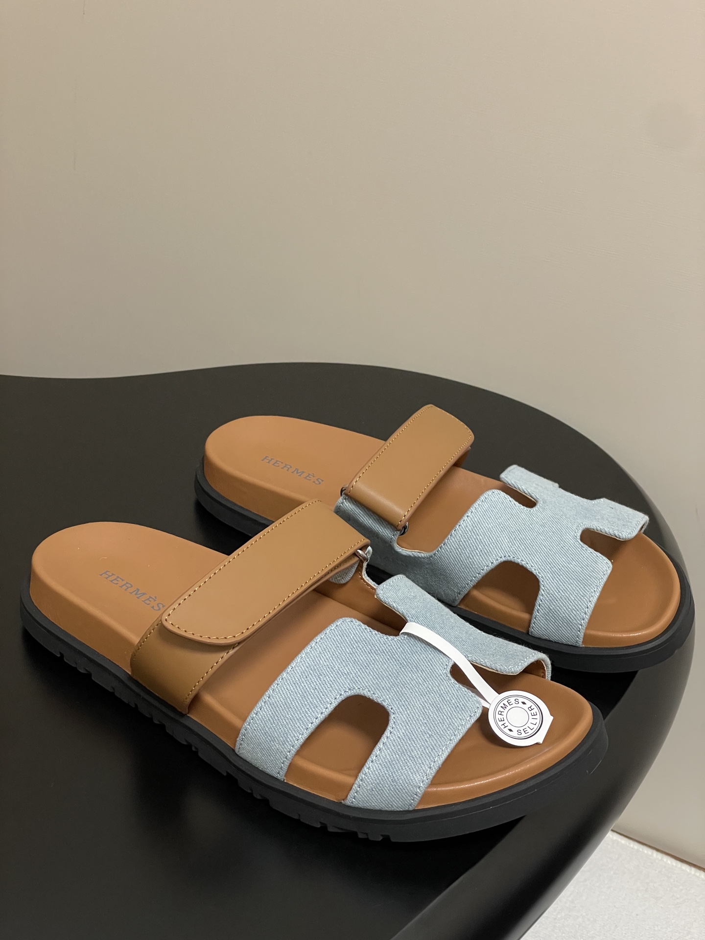 NO:649907,- Men's size 10 Hermes H Home Cheryp classic second uncle slippers H-shaped Velcro flat bottom second uncle slippers couples casual lazy shoes Various colors of genuine leather cut geometric H-shaped, designed upper, exuding elegance and charm. Genuine leather functional sandals, with ergonomic rubber soles and adjustable straps. The design is simple and smooth, creating a comfortable and casual look. Upper cowhide/fine sheepskin leather sole original open-molded TPU non-slip outsole  Size female 35-39 (40.41 customized, non-refundable) Male 39-44 (38.45 customized, non-refundable), slippers, hermes, hermes, sandals, slippers, cowhide, sheep19860909-男码10 Hermes 爱马仕 H家 Cheryp 经典款二舅拖鞋H型魔术贴平底二舅凉拖鞋情侣款休闲懒人鞋 各色真皮裁切几何H型,设计鞋面,散发优雅魅力.真皮机能凉鞋,搭配人体工学橡胶鞋底和可调节袢带. 设计简约流畅,打造舒适休闲造型. 鞋面牛皮/细腻羊猄皮 鞋底原版开模TPU防滑大底 码数女35-39（40.41定做不退换） 男39-44（38.45定做不退换）,拖鞋,hermes,hermes,sandals,slippers,cowhide,sheep,Women's Shoes