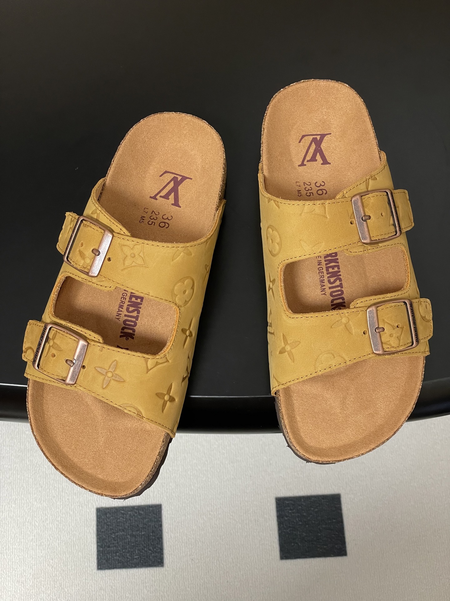Louis Vuitton 最新 Louis Vuitton × BIRKENSTOCK联名合作款Boston两带软底拖鞋Lv 勃肯沙滩凉拖鞋