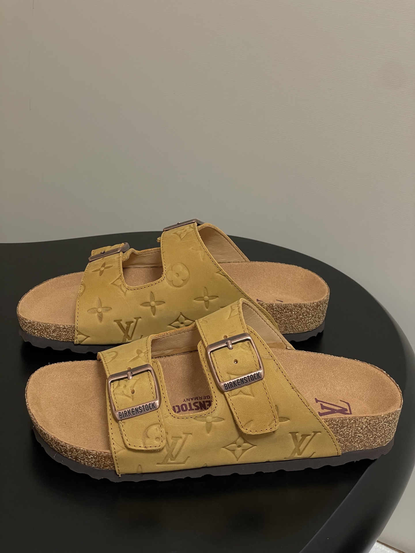 Louis Vuitton 最新 Louis Vuitton × BIRKENSTOCK联名合作款Boston两带软底拖鞋Lv 勃肯沙滩凉拖鞋