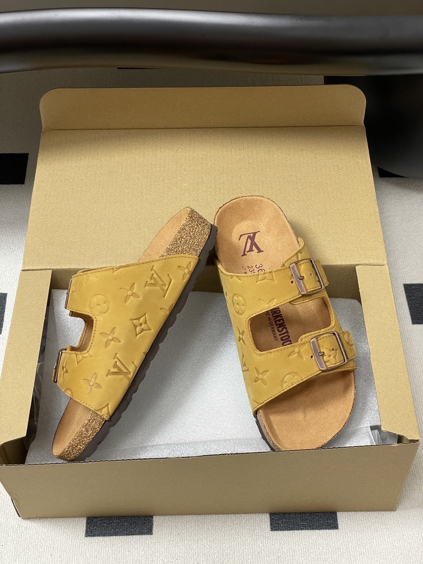 Louis Vuitton 最新 Louis Vuitton × BIRKENSTOCK联名合作款Boston两带软底拖鞋Lv 勃肯沙滩凉拖鞋
