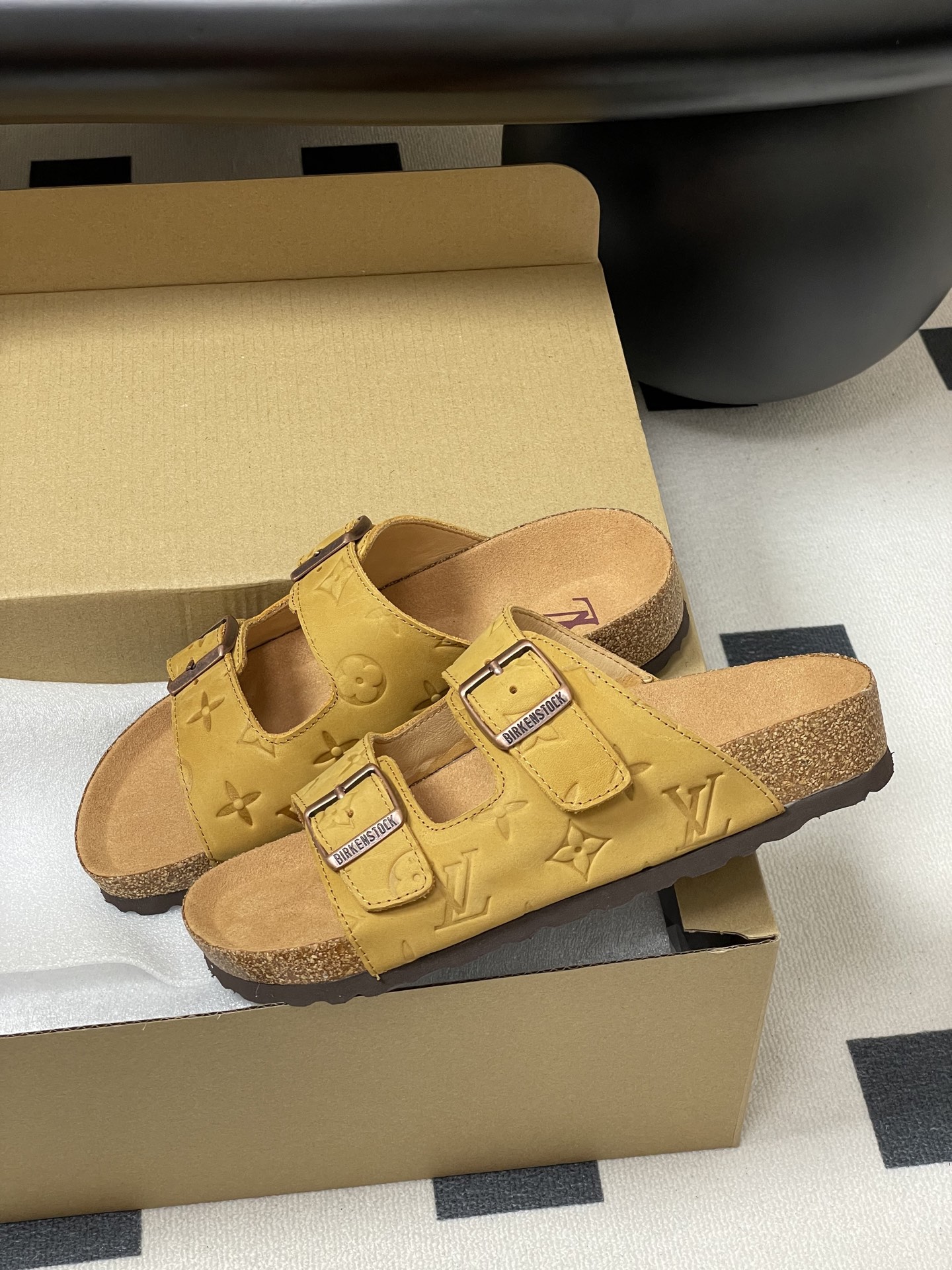 Louis Vuitton 最新 Louis Vuitton × BIRKENSTOCK联名合作款Boston两带软底拖鞋Lv 勃肯沙滩凉拖鞋