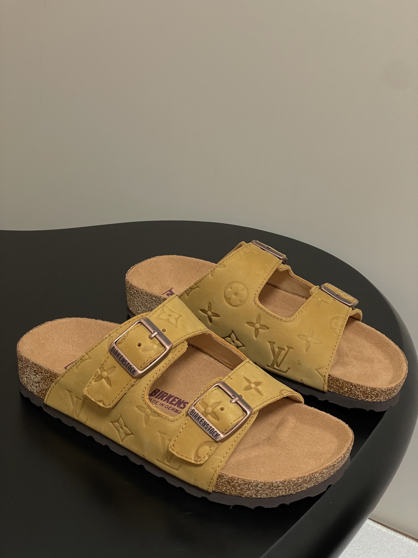 Louis Vuitton 最新 Louis Vuitton × BIRKENSTOCK联名合作款Boston两带软底拖鞋Lv 勃肯沙滩凉拖鞋