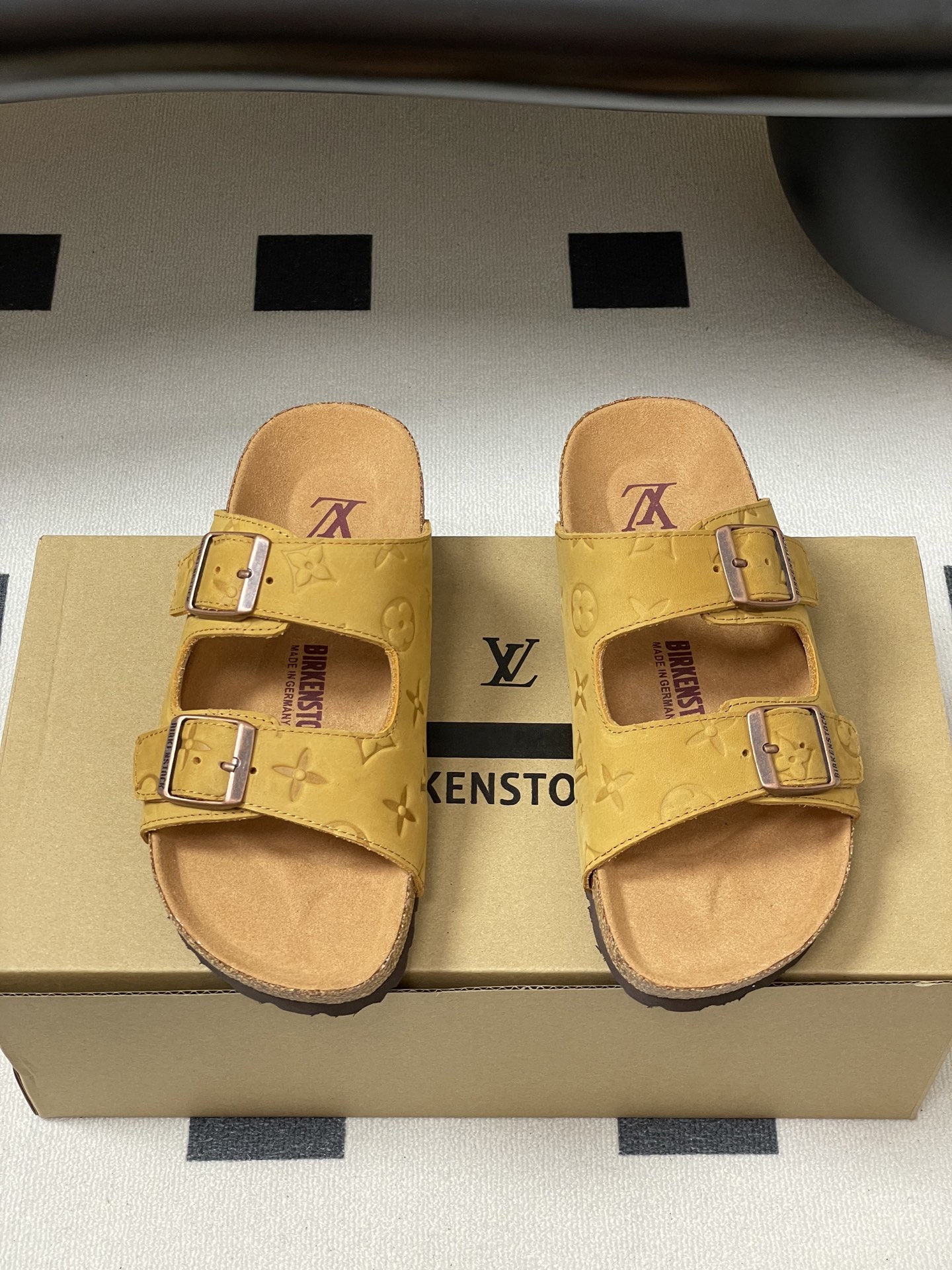 Louis Vuitton 最新 Louis Vuitton × BIRKENSTOCK联名合作款Boston两带软底拖鞋Lv 勃肯沙滩凉拖鞋