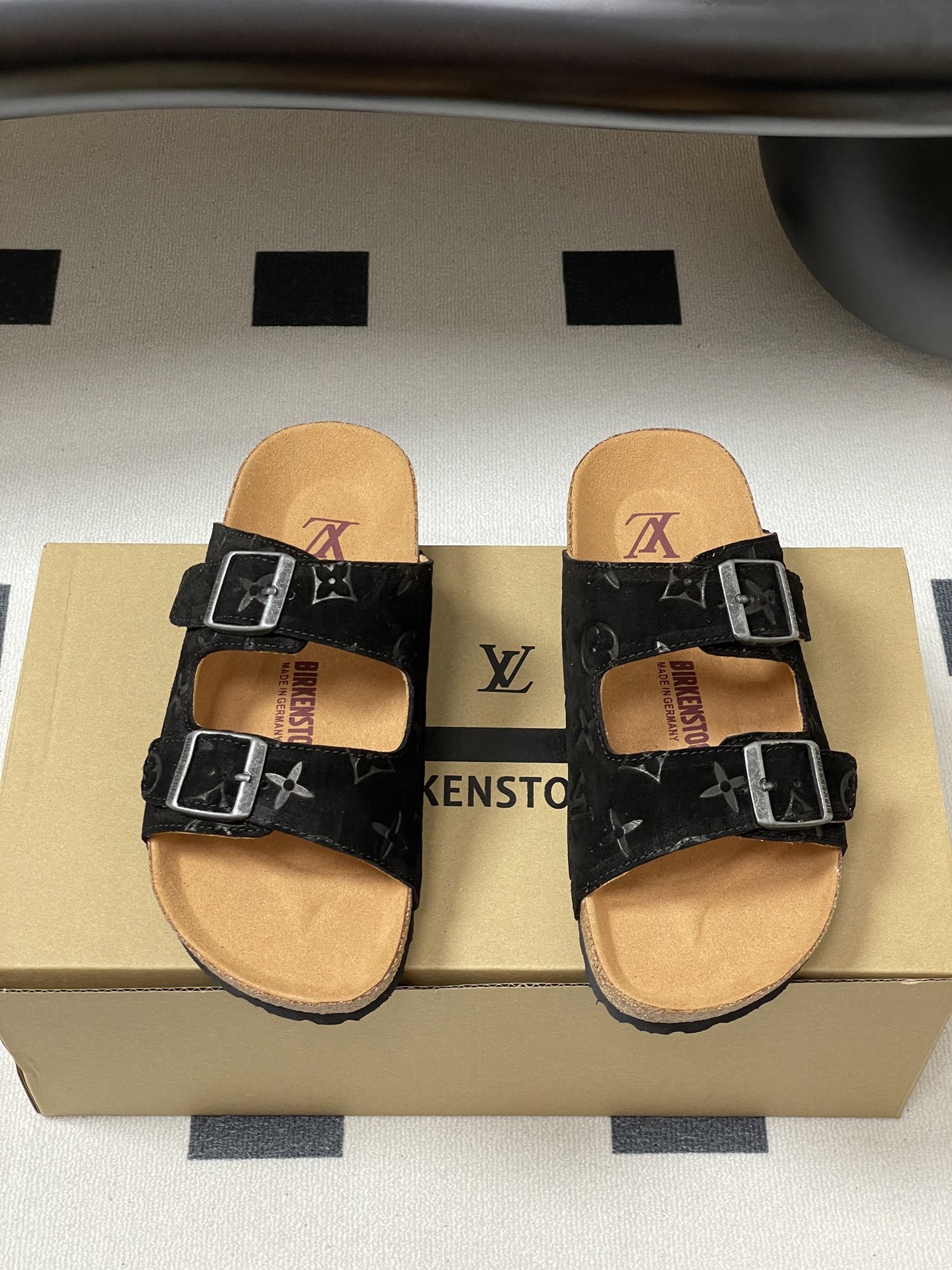 Louis Vuitton 最新 Louis Vuitton × BIRKENSTOCK联名合作款Boston两带软底拖鞋Lv 勃肯沙滩凉拖鞋