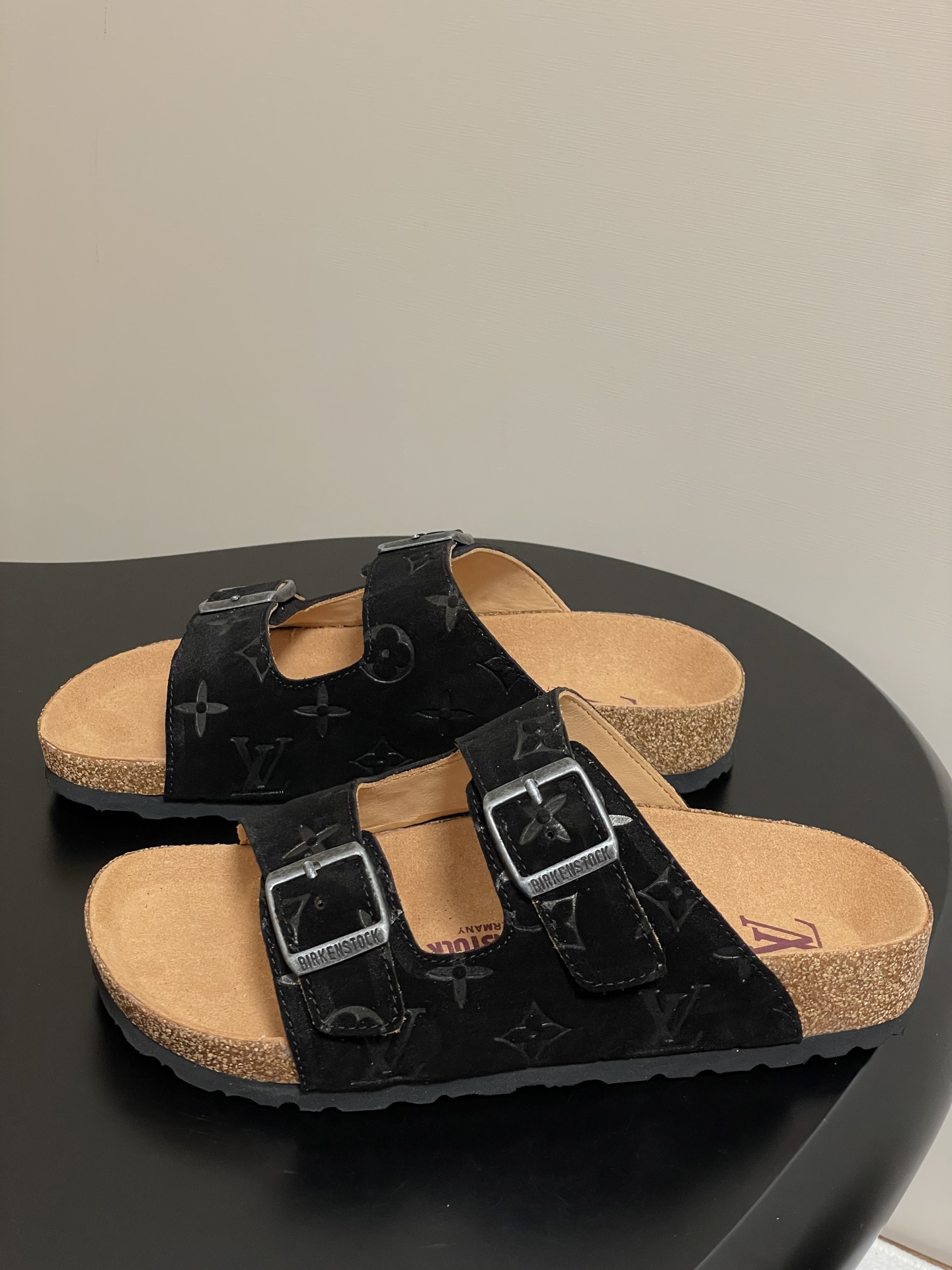 Louis Vuitton 最新 Louis Vuitton × BIRKENSTOCK联名合作款Boston两带软底拖鞋Lv 勃肯沙滩凉拖鞋