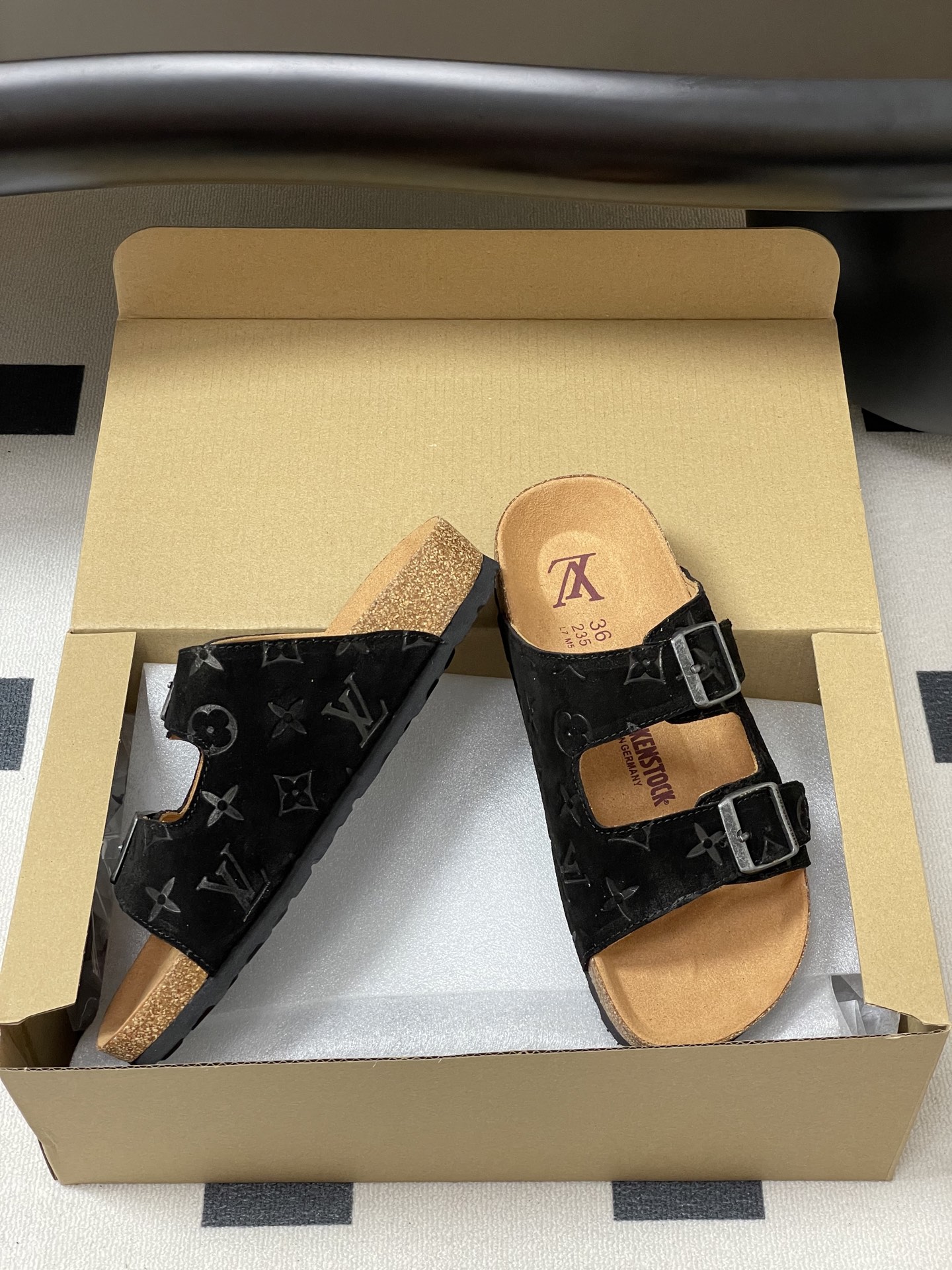 Louis Vuitton 最新 Louis Vuitton × BIRKENSTOCK联名合作款Boston两带软底拖鞋Lv 勃肯沙滩凉拖鞋