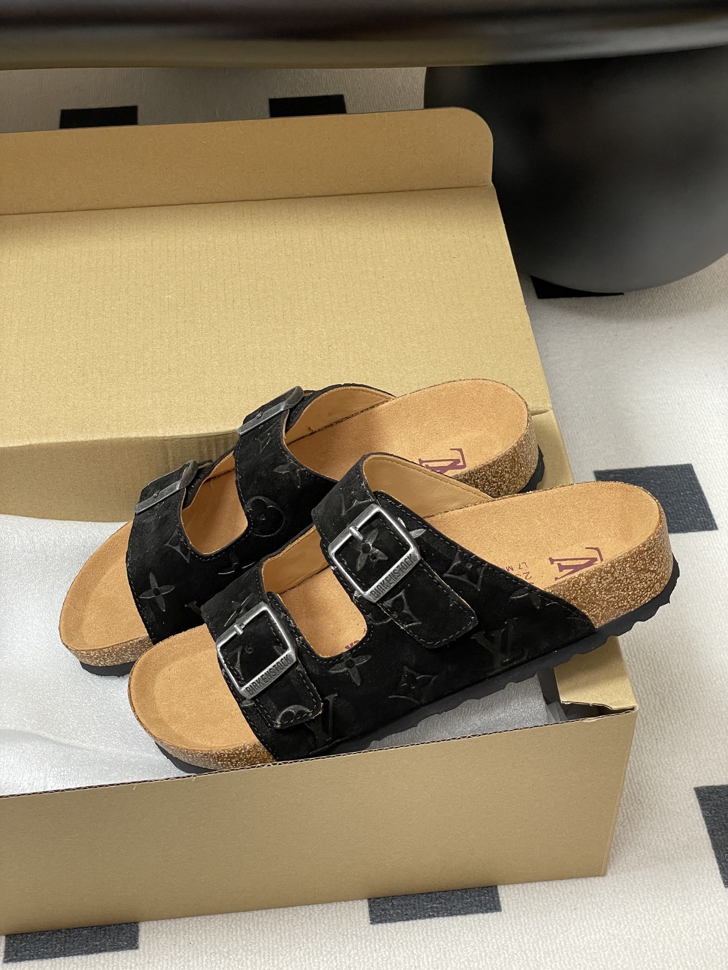 Louis Vuitton 最新 Louis Vuitton × BIRKENSTOCK联名合作款Boston两带软底拖鞋Lv 勃肯沙滩凉拖鞋