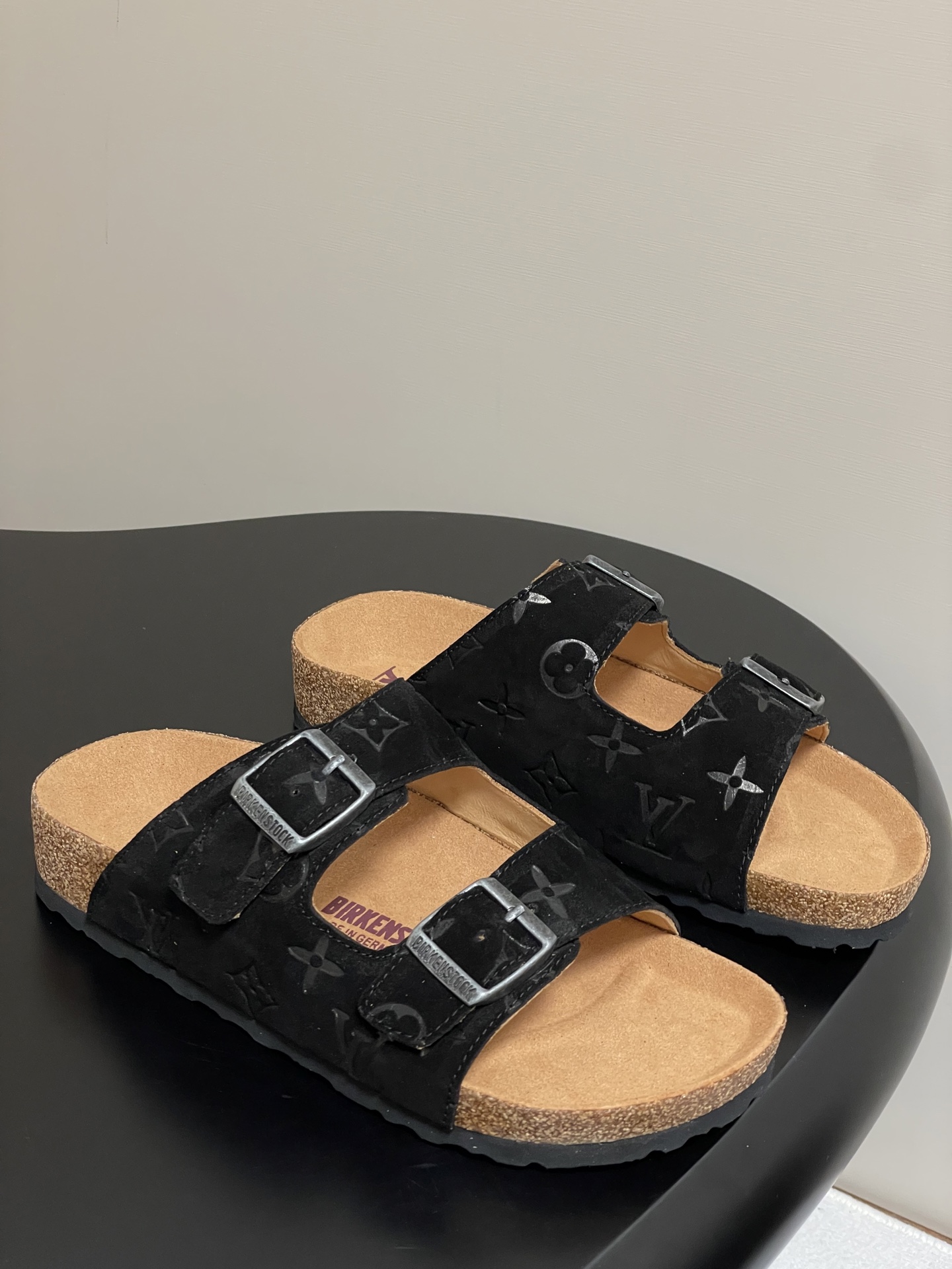 Louis Vuitton 最新 Louis Vuitton × BIRKENSTOCK联名合作款Boston两带软底拖鞋Lv 勃肯沙滩凉拖鞋